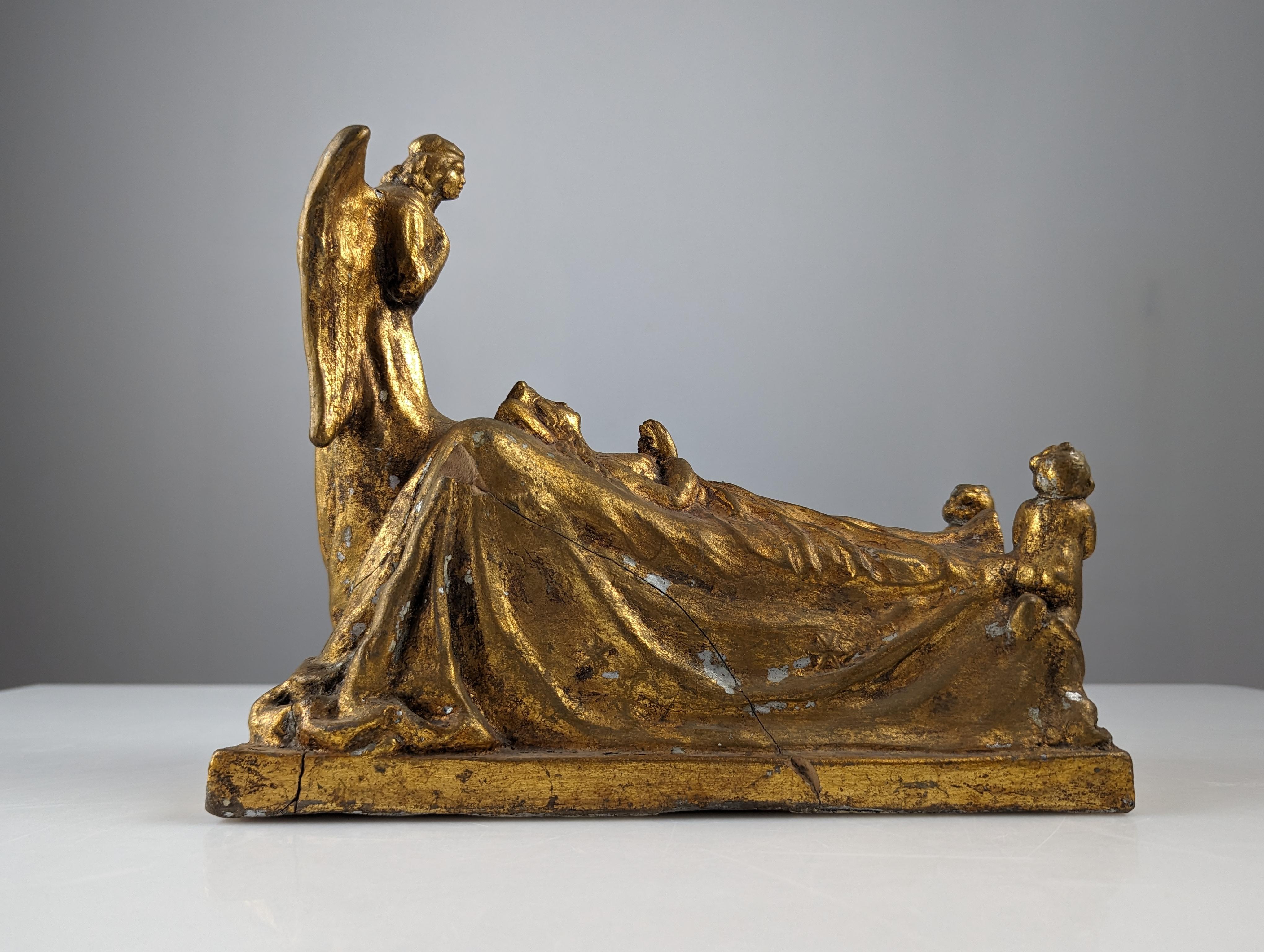 Queen and Angels sculpture in golden terracotta In Distressed Condition For Sale In Benalmadena, ES
