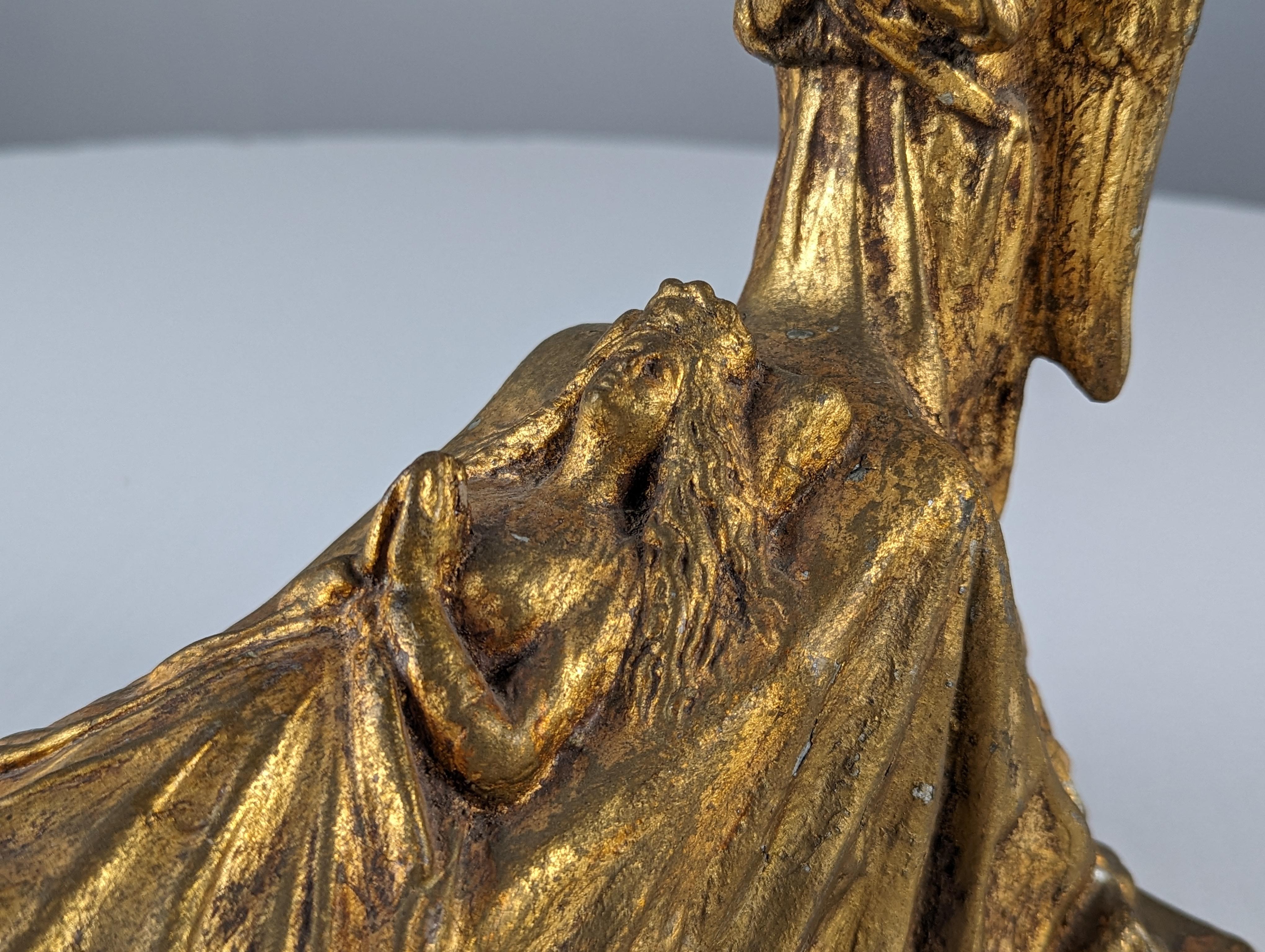Queen and Angels sculpture in golden terracotta For Sale 1
