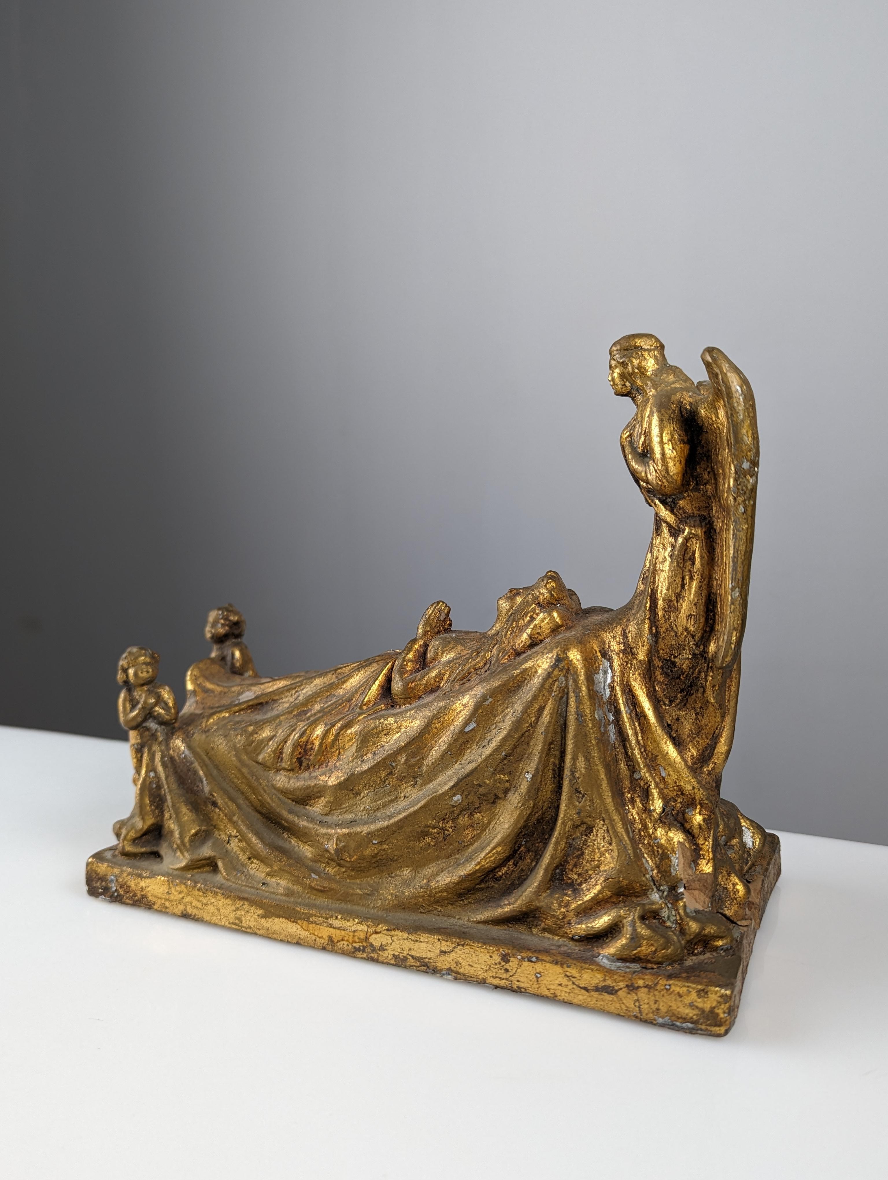 Queen and Angels sculpture in golden terracotta For Sale 2