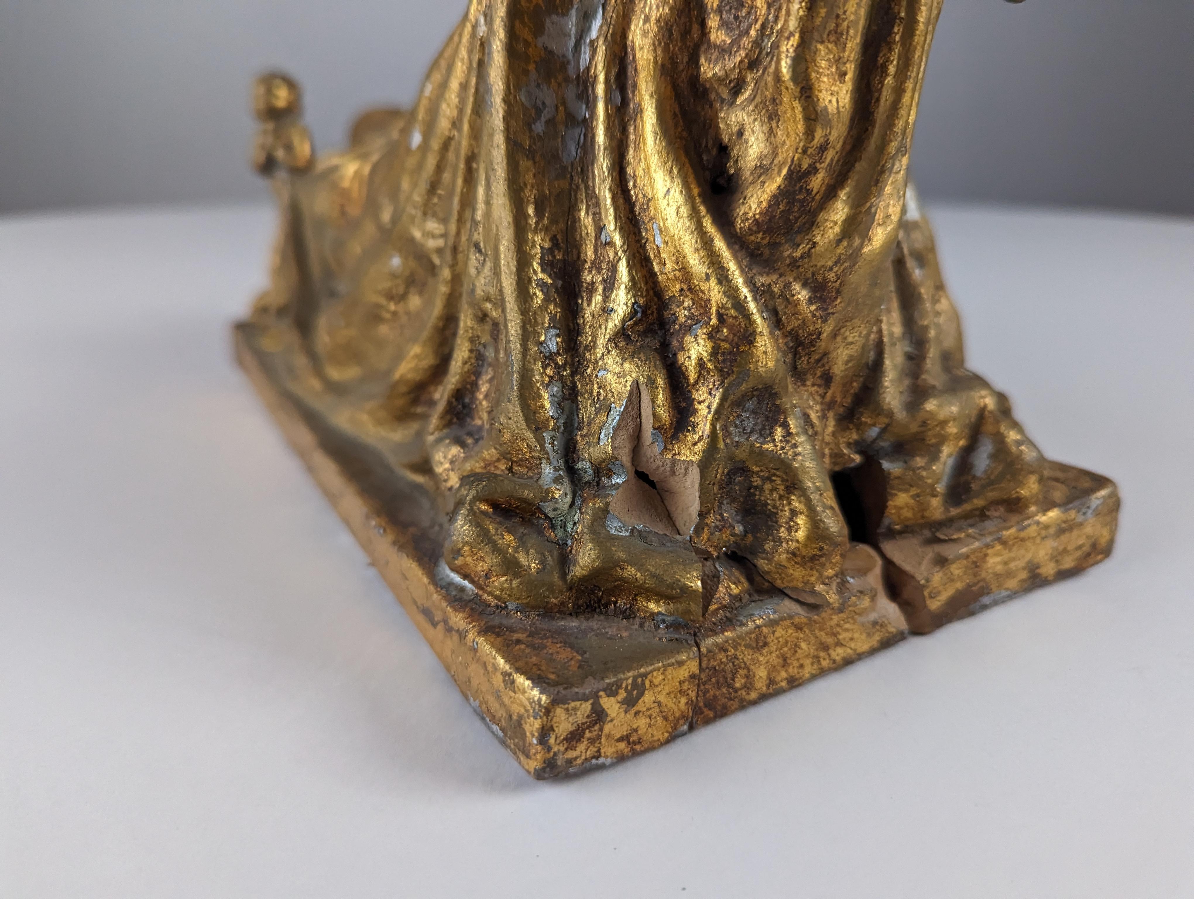 Queen and Angels sculpture in golden terracotta For Sale 3