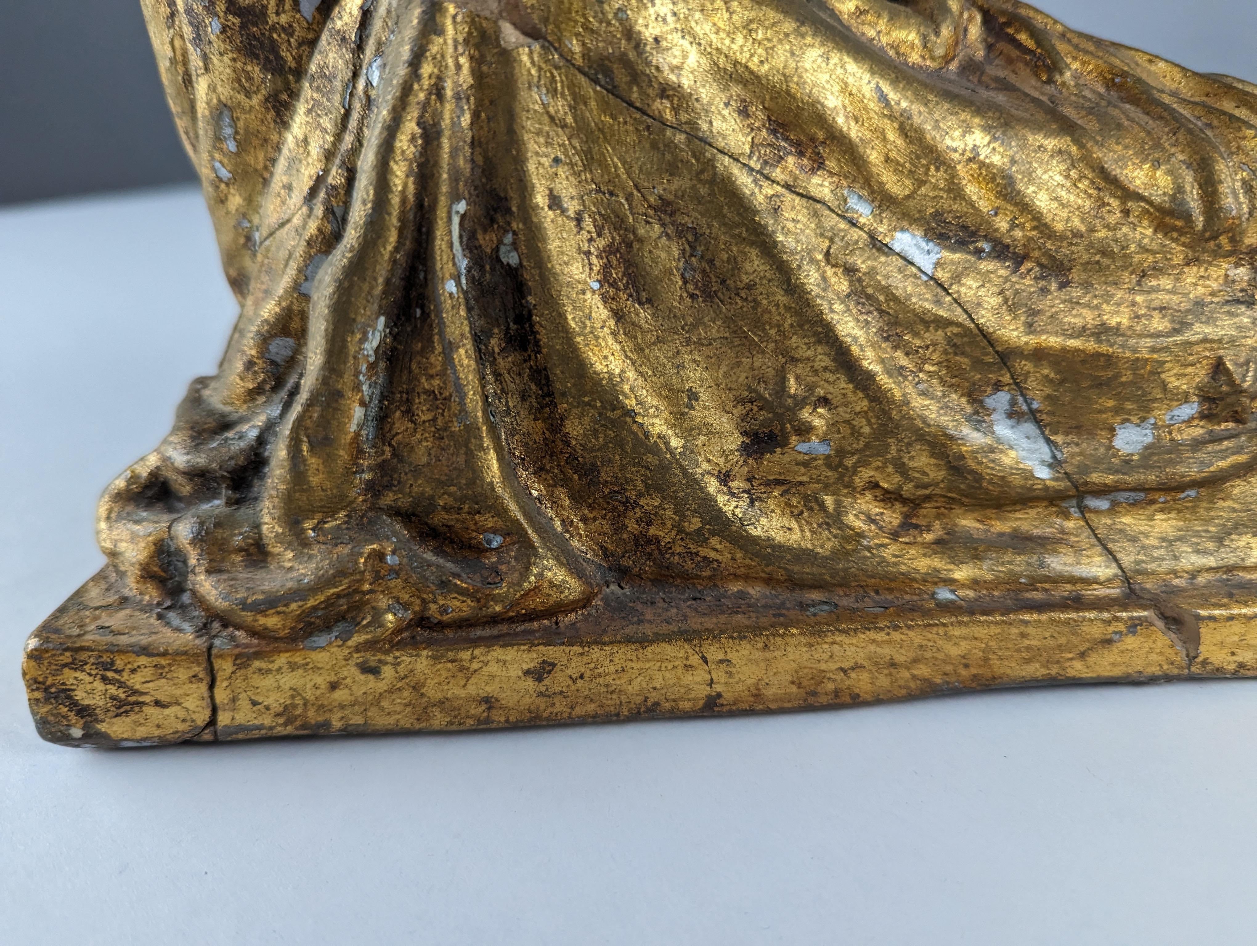 Queen and Angels sculpture in golden terracotta For Sale 4