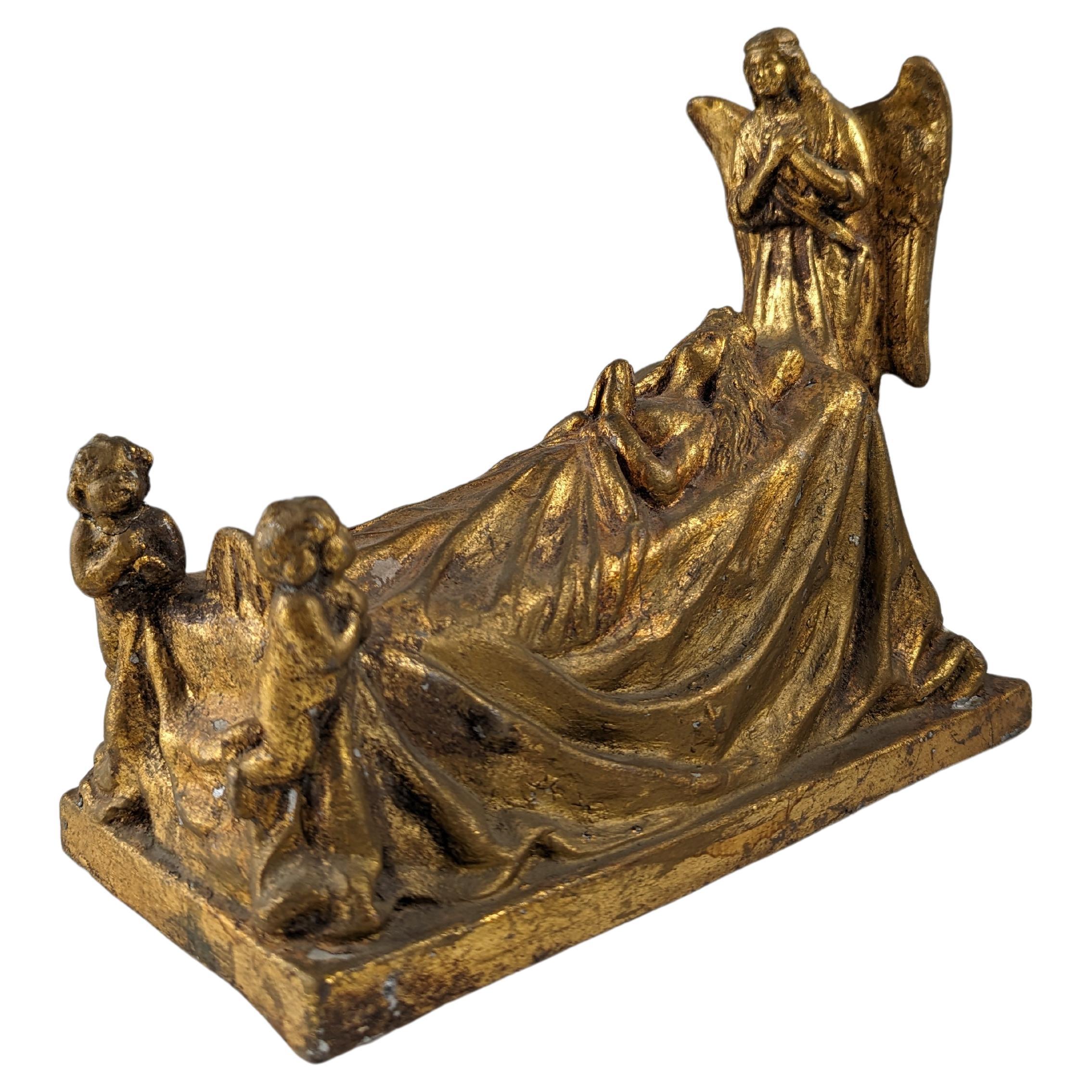 Sculpture Reine et Anges en terre cuite dorée