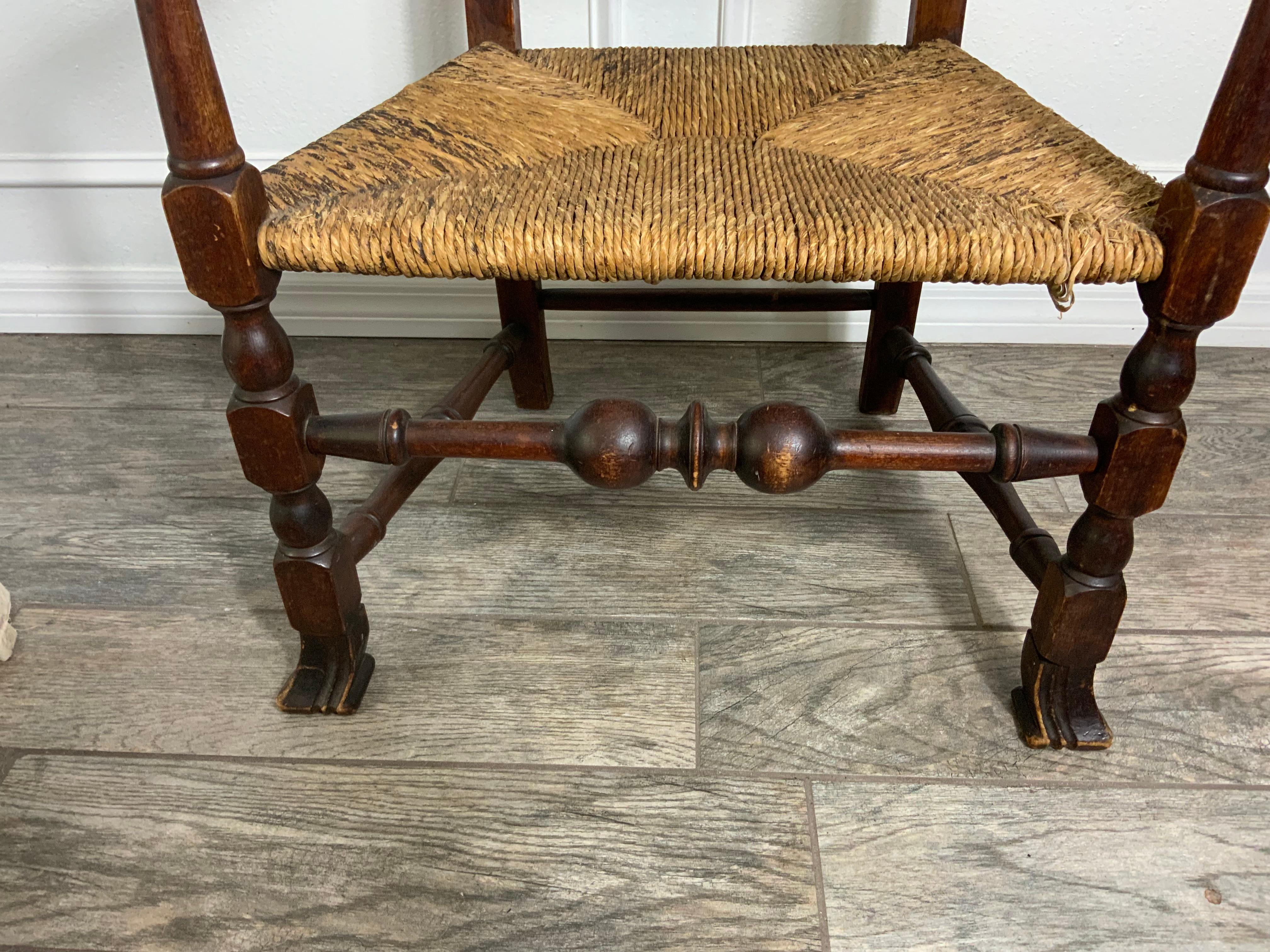Fauteuil Queen Anne en érable avec pieds espagnols.  Nouvelle Angleterre, vers 1760. Pieds bien développés, large traverse bulbeuse, terminaison d'accoudoir magnifiquement sculptée en volutes et 