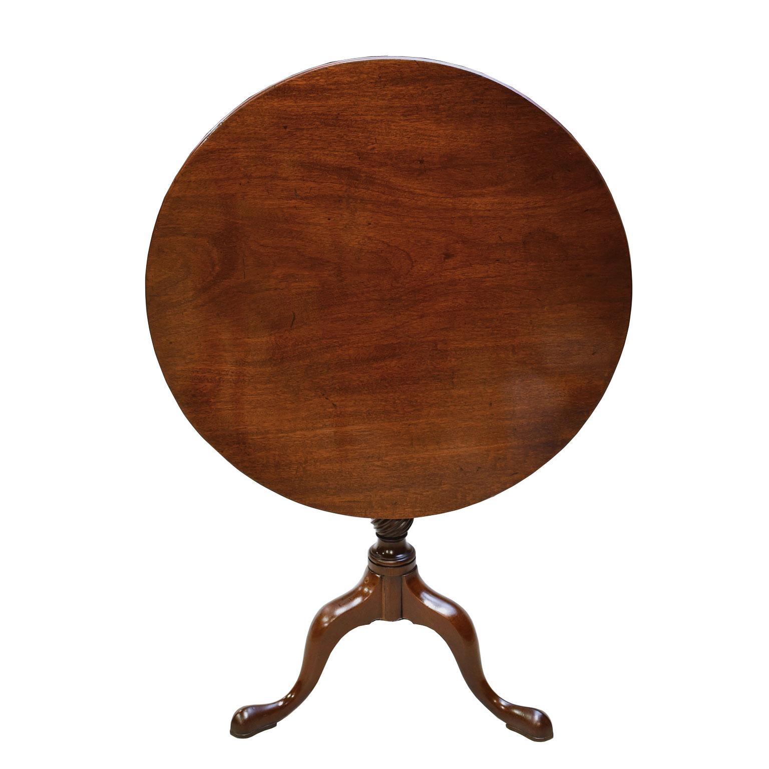A lovely American Queen Ann style tea table in mahogany with one-piece round tilt-top on a spiral-vase turned column resting on three out-swept cabriole legs on Dutch snake head feet. New England, circa 1790
Measures: 29 1/2