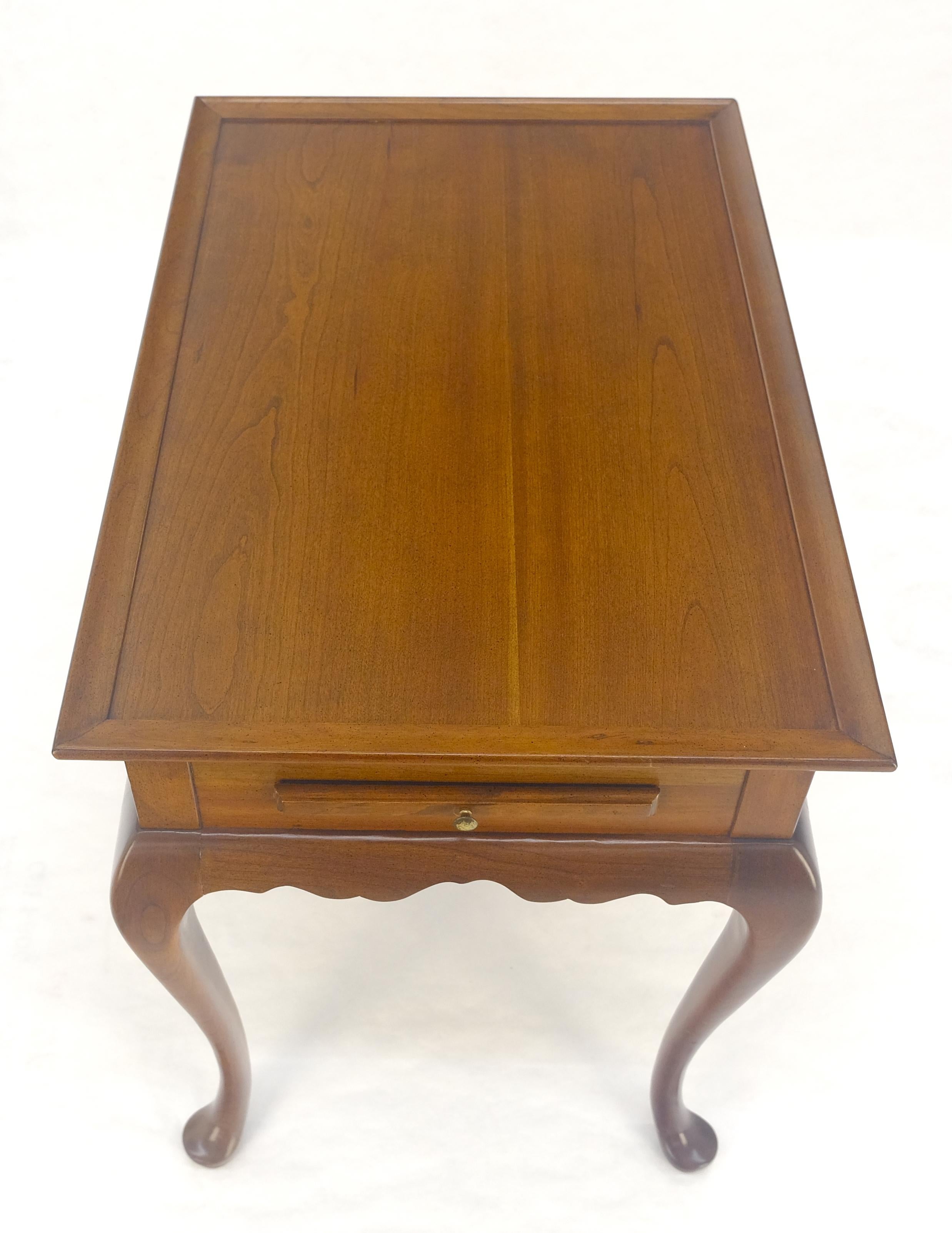 Queen Anne Queen Ann Solid Mahogany Pull Out Trays Gallery Top Side End Table MINT For Sale