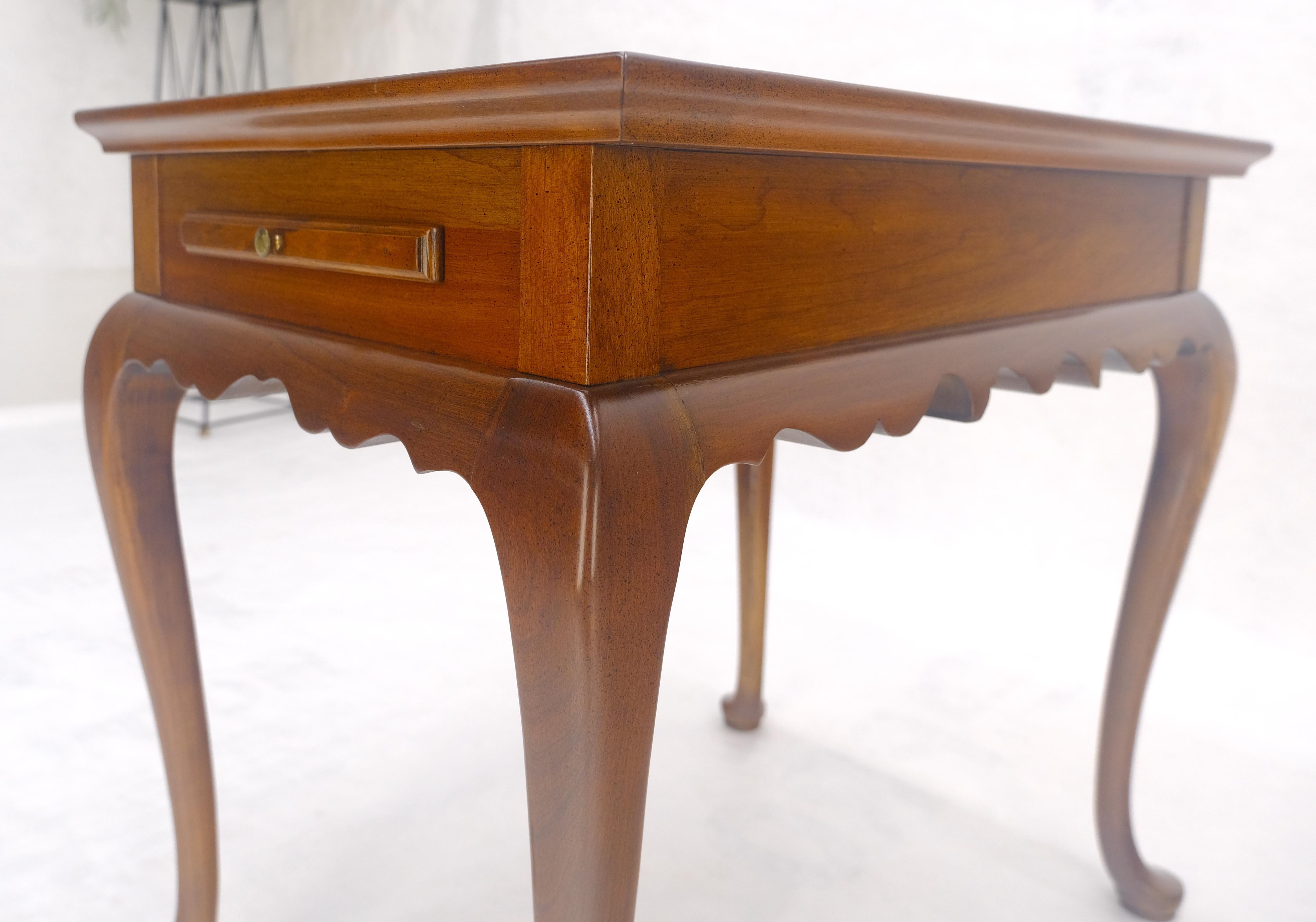 Lacquered Queen Ann Solid Mahogany Pull Out Trays Gallery Top Side End Table MINT For Sale