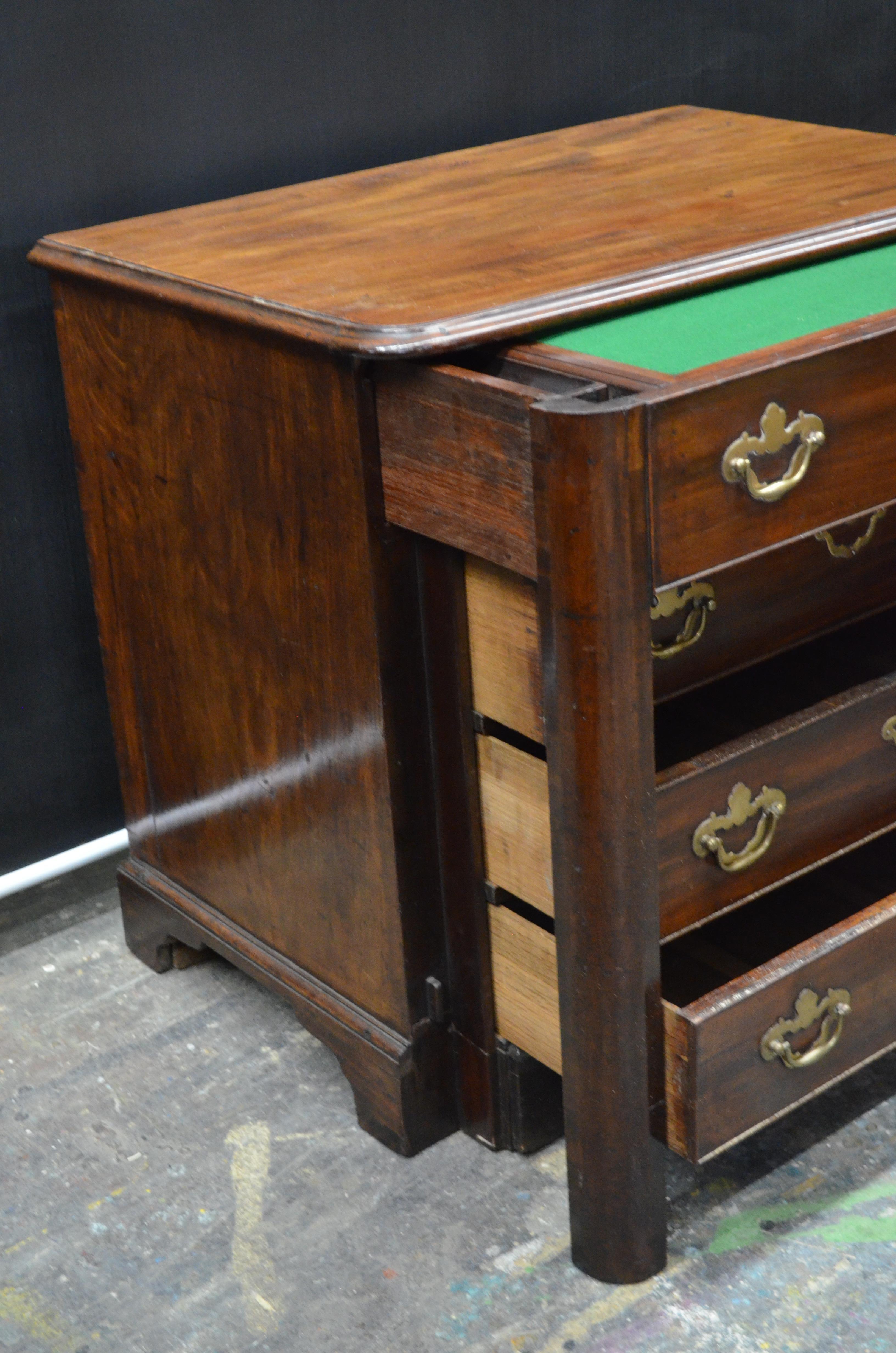 Queen Ann Walnut Metamorphic Chest with Pull Out Writing Desk, 18th Century For Sale 6