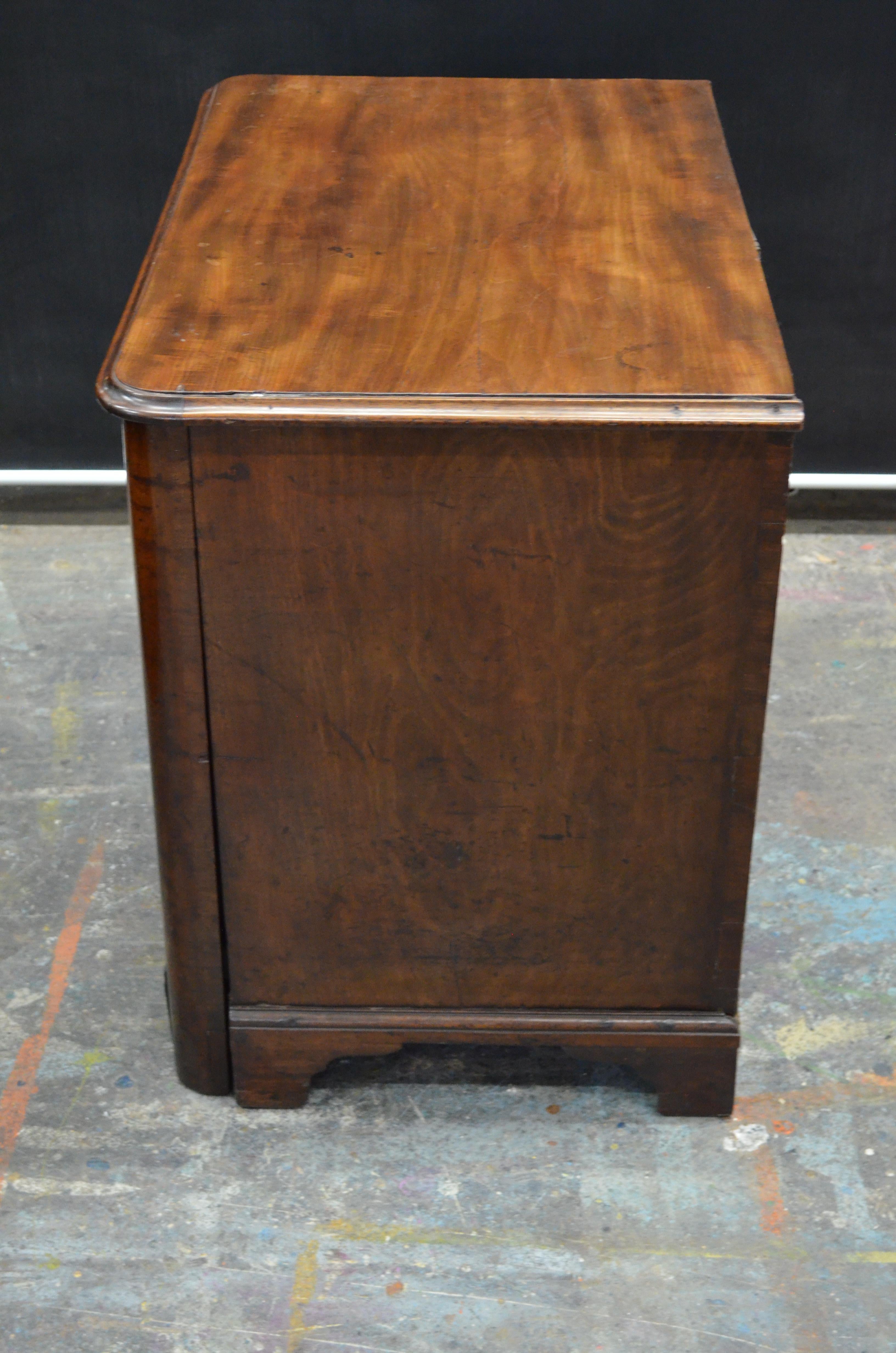 Queen Ann Walnut Metamorphic Chest with Pull Out Writing Desk, 18th Century For Sale 9