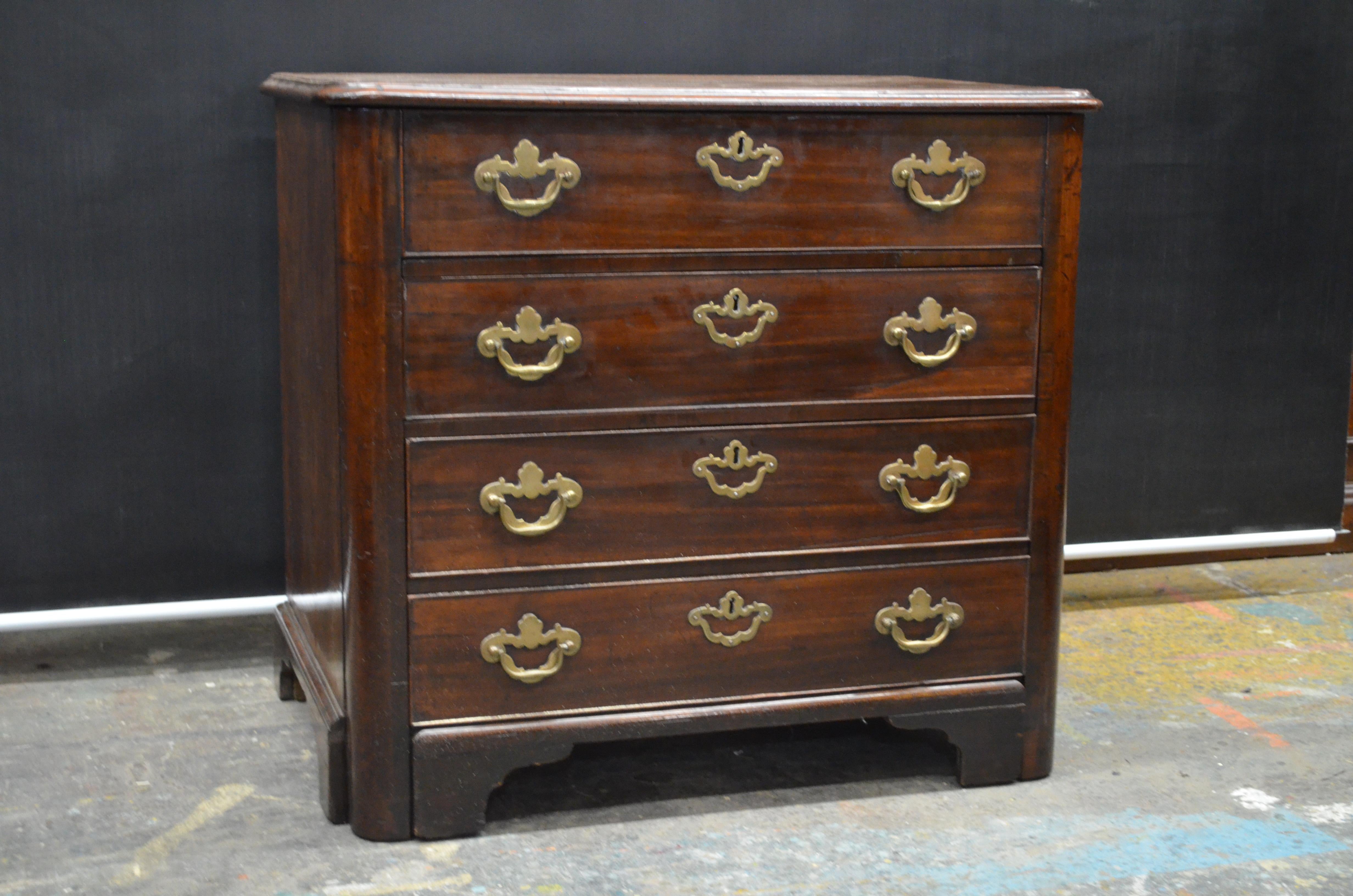 Queen Ann Walnut Metamorphic Chest with Pull Out Writing Desk, 18th Century For Sale 13