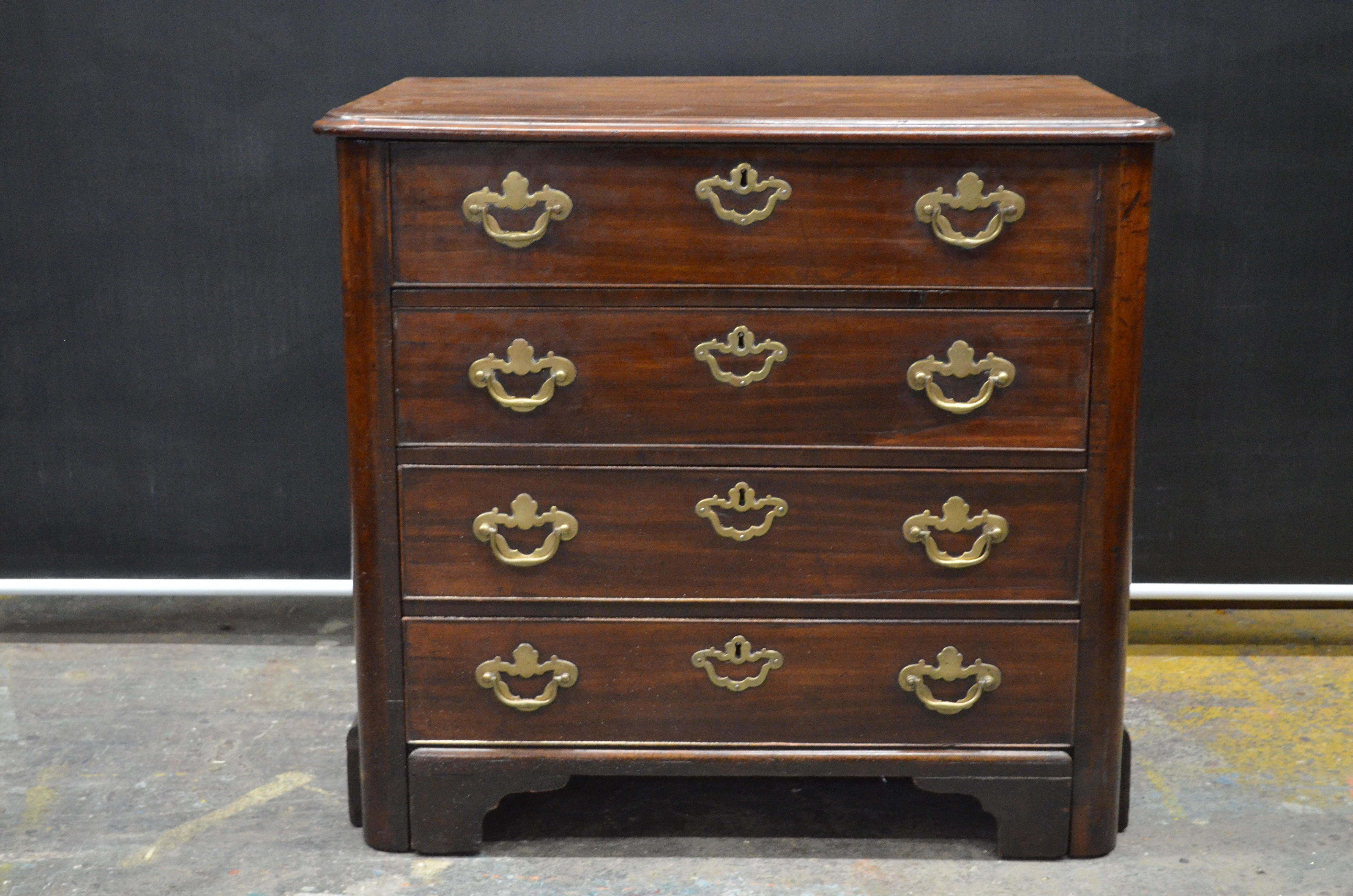 An extraordinarily rare English Queen Ann Walnut metamorphic chest of drawers with pull out writing desk made in the early 18th century. This remarkable George I period queen Ann chest has full dust slides under the four drawers that still retain