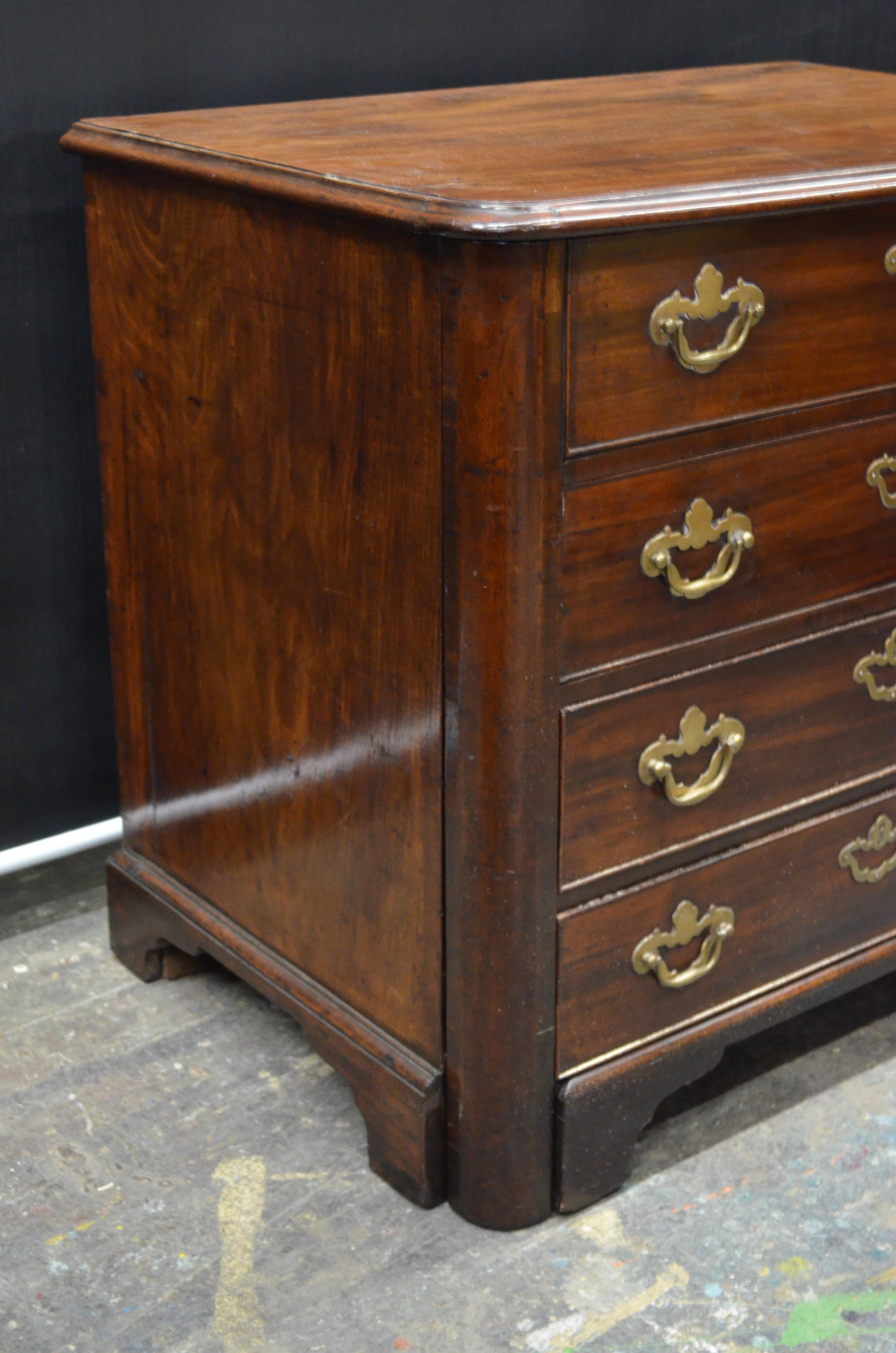 Queen Ann Walnut Metamorphic Chest with Pull Out Writing Desk, 18th Century In Good Condition For Sale In Charleston, SC