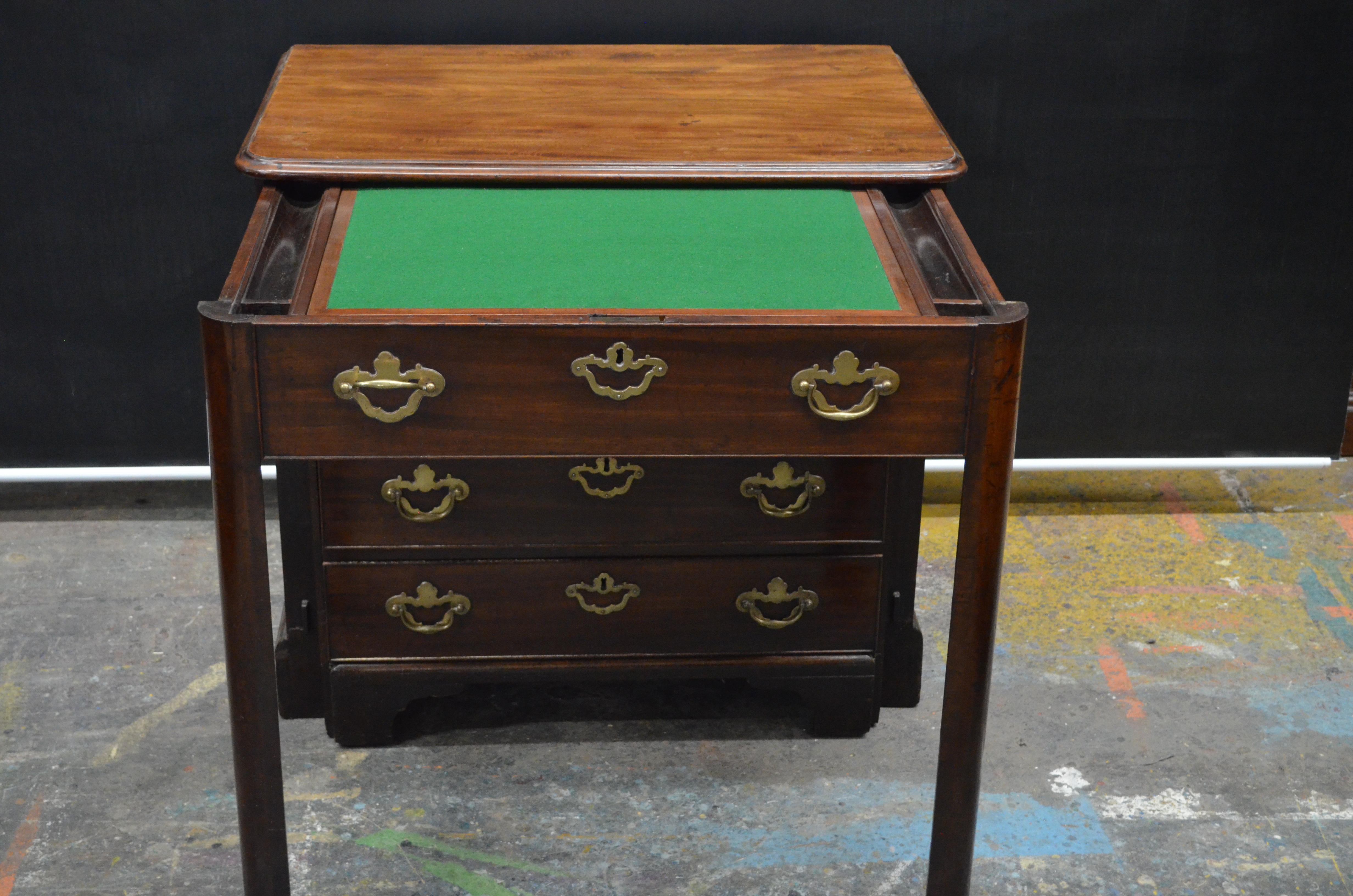 Queen Ann Walnut Metamorphic Chest with Pull Out Writing Desk, 18th Century For Sale 1