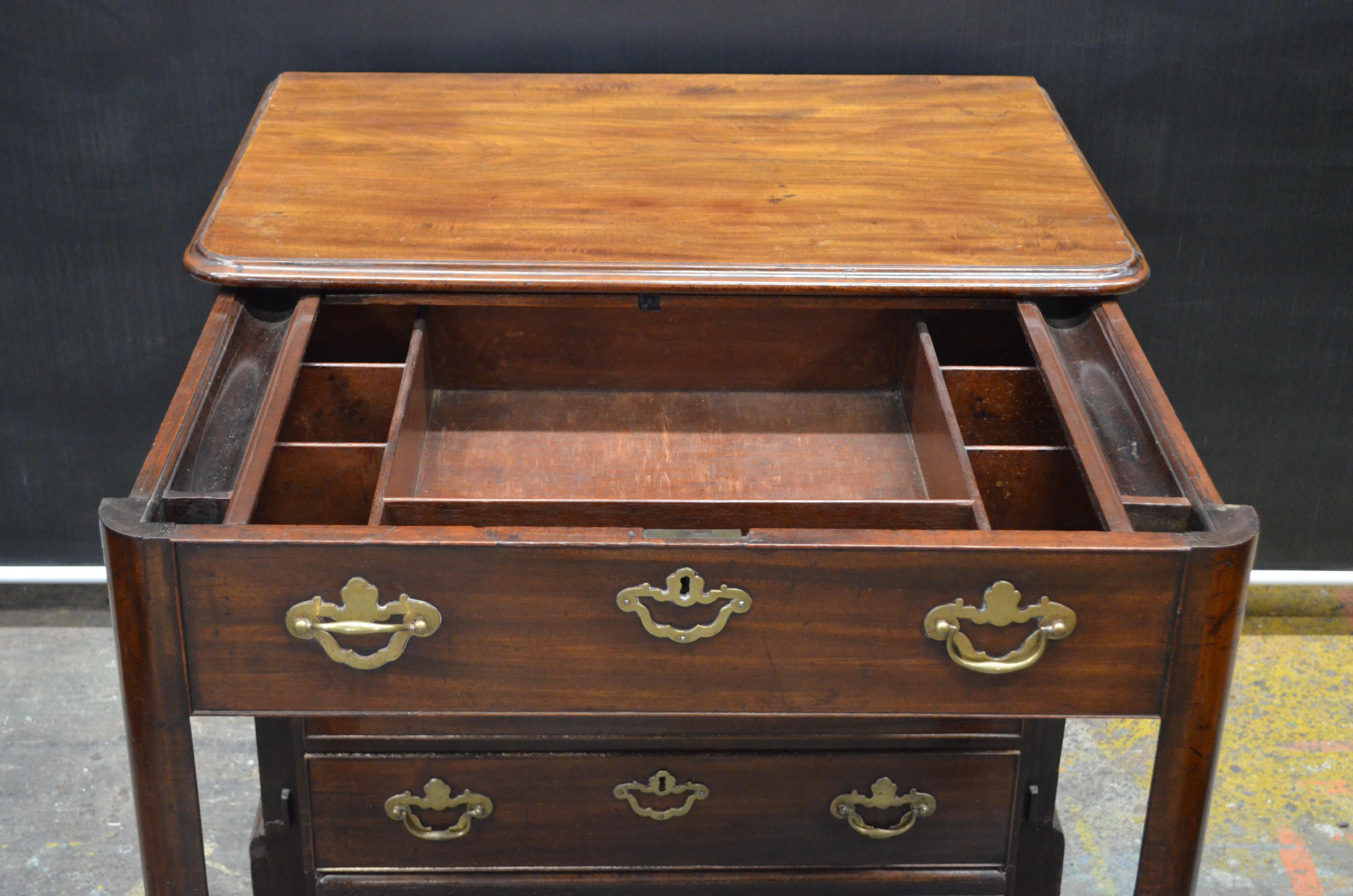 Queen Ann Walnut Metamorphic Chest with Pull Out Writing Desk, 18th Century For Sale 3