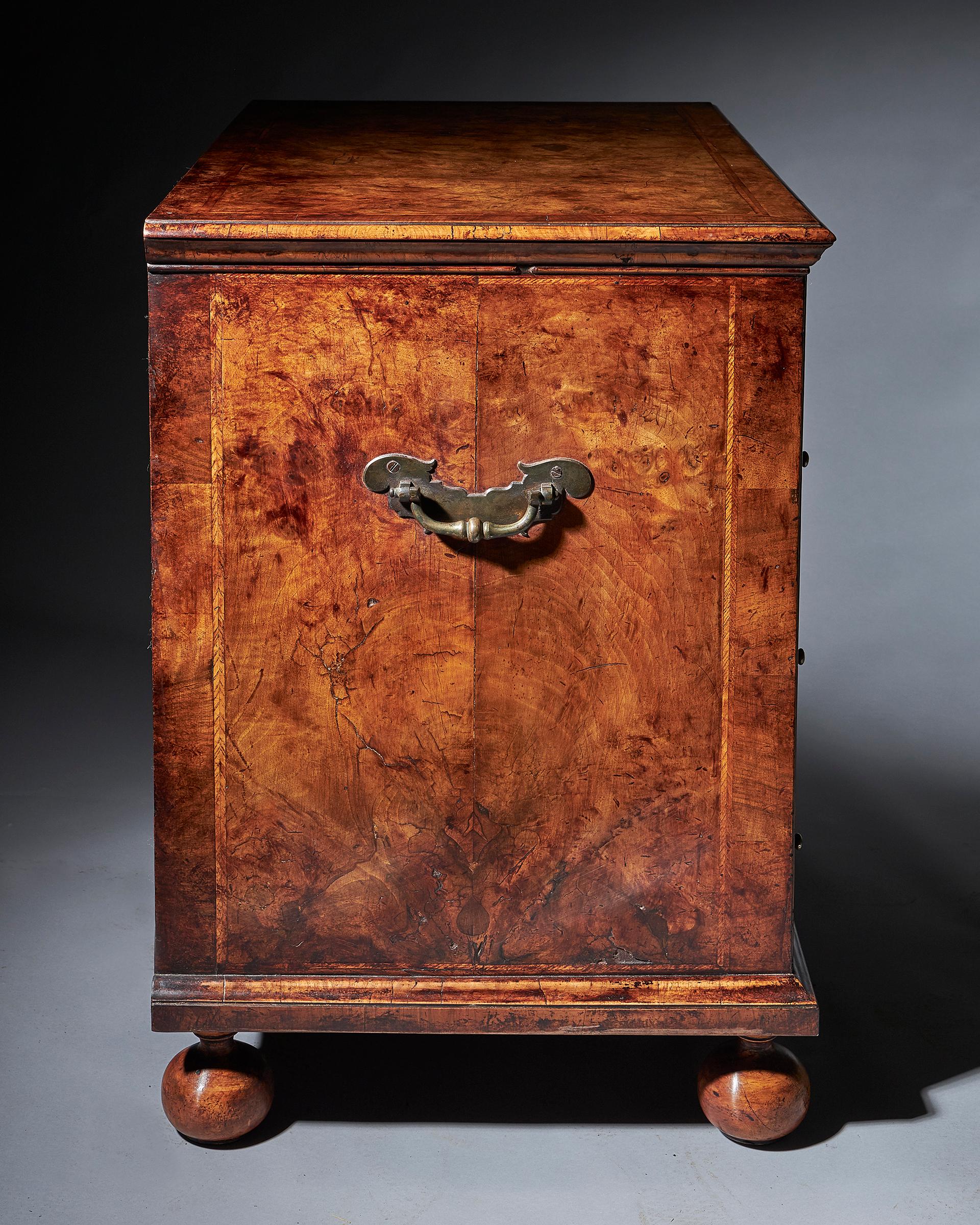 Queen Anne Burr and Highly Figured Walnut Kneehole Desk In Good Condition In Oxfordshire, United Kingdom