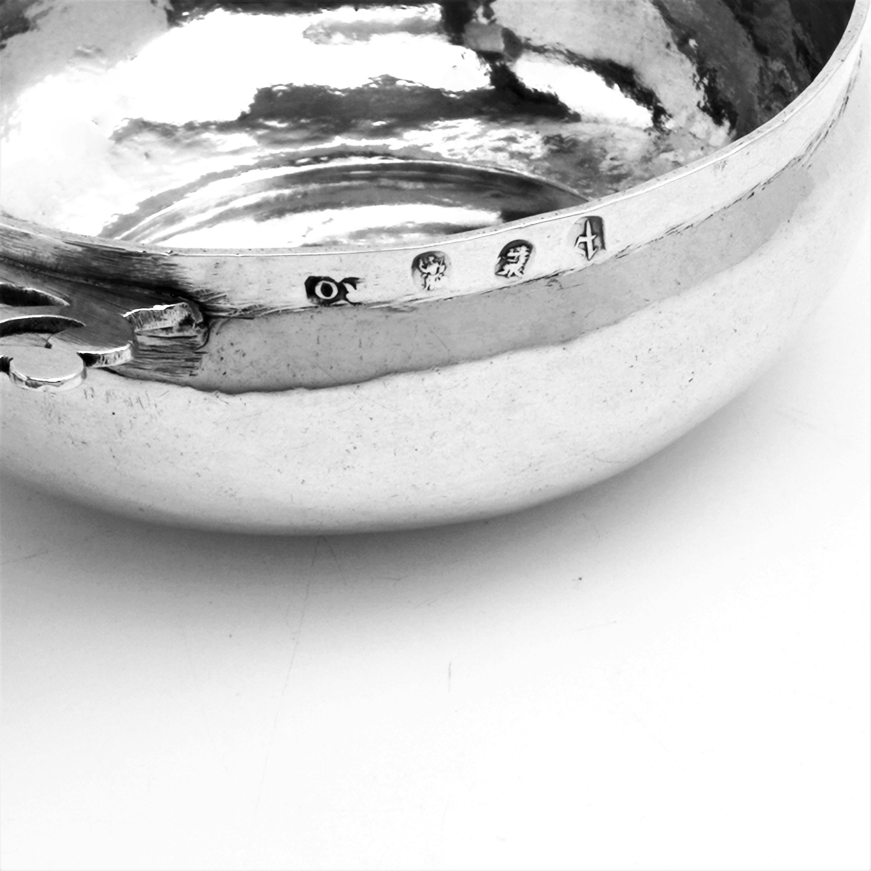 Queen Anne Antique Sterling Silver Porringer / Bowl / Bleeding Bowl, 1710 In Good Condition For Sale In London, GB