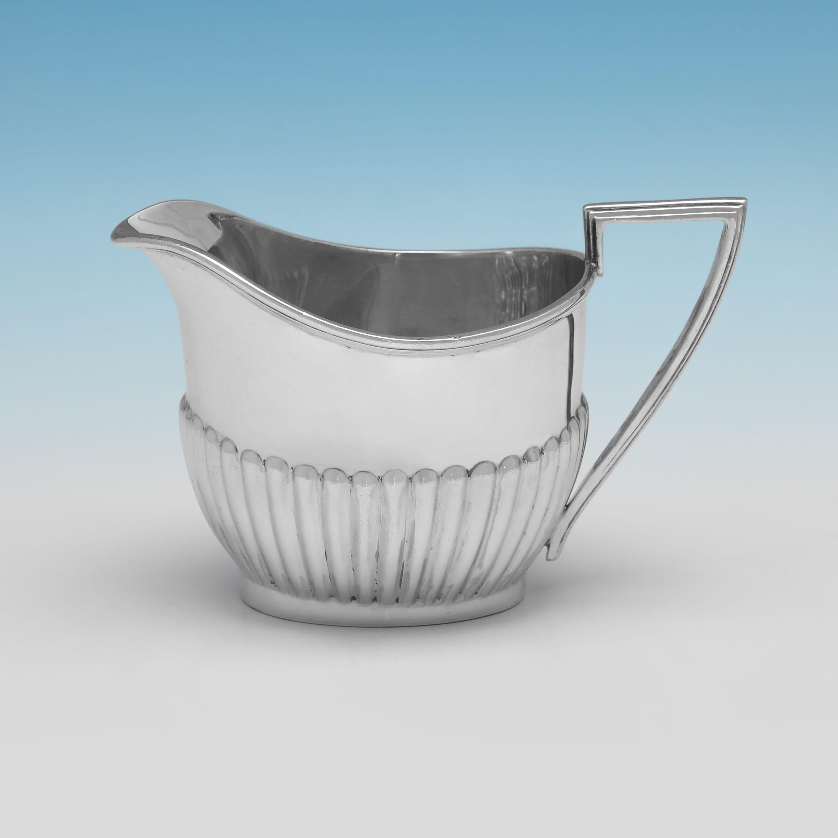 English 'Queen Anne' antique sterling silver sugar and cream by Walker & Hall in 1907 For Sale