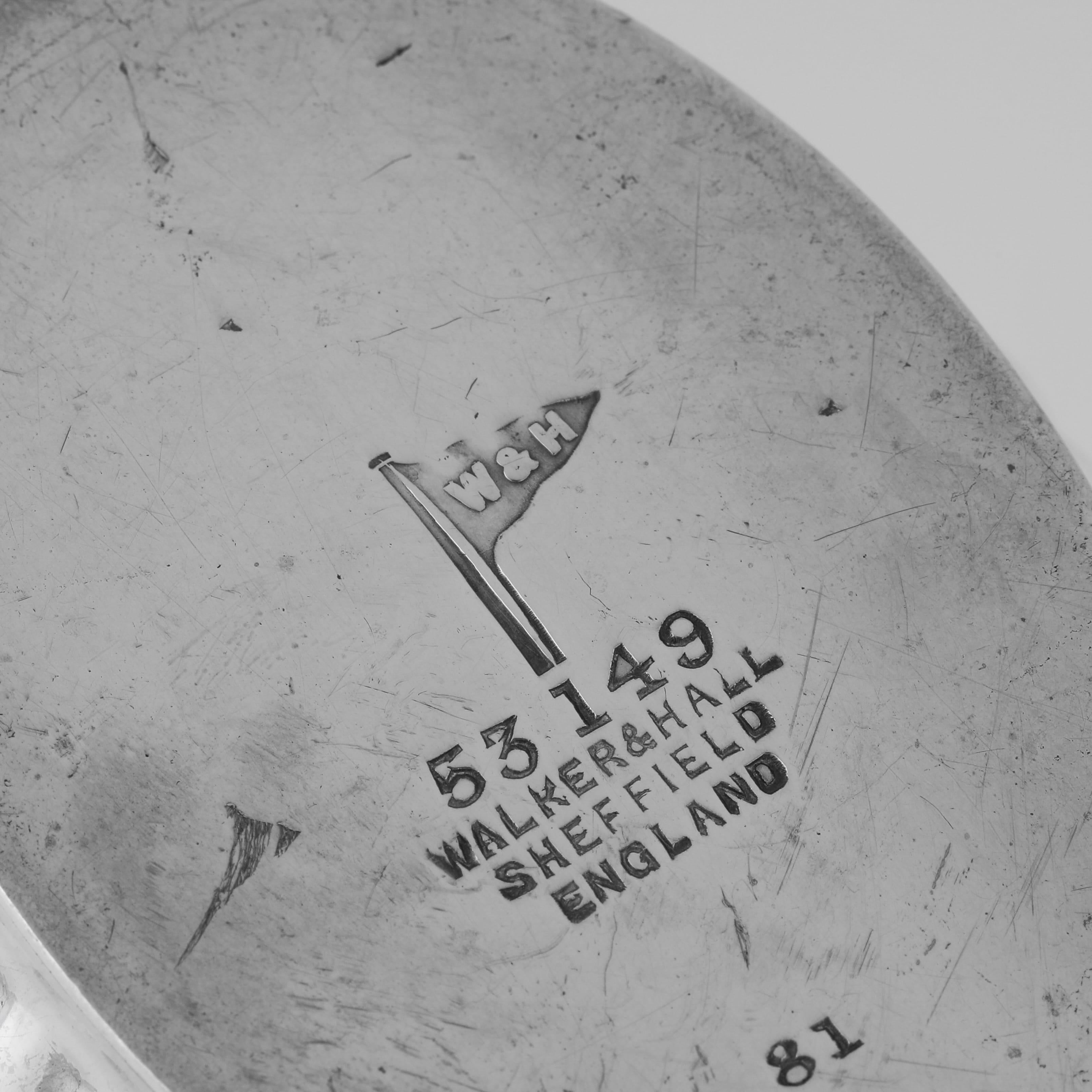 'Queen Anne' antique sterling silver sugar and cream by Walker & Hall in 1907 In Good Condition For Sale In London, London