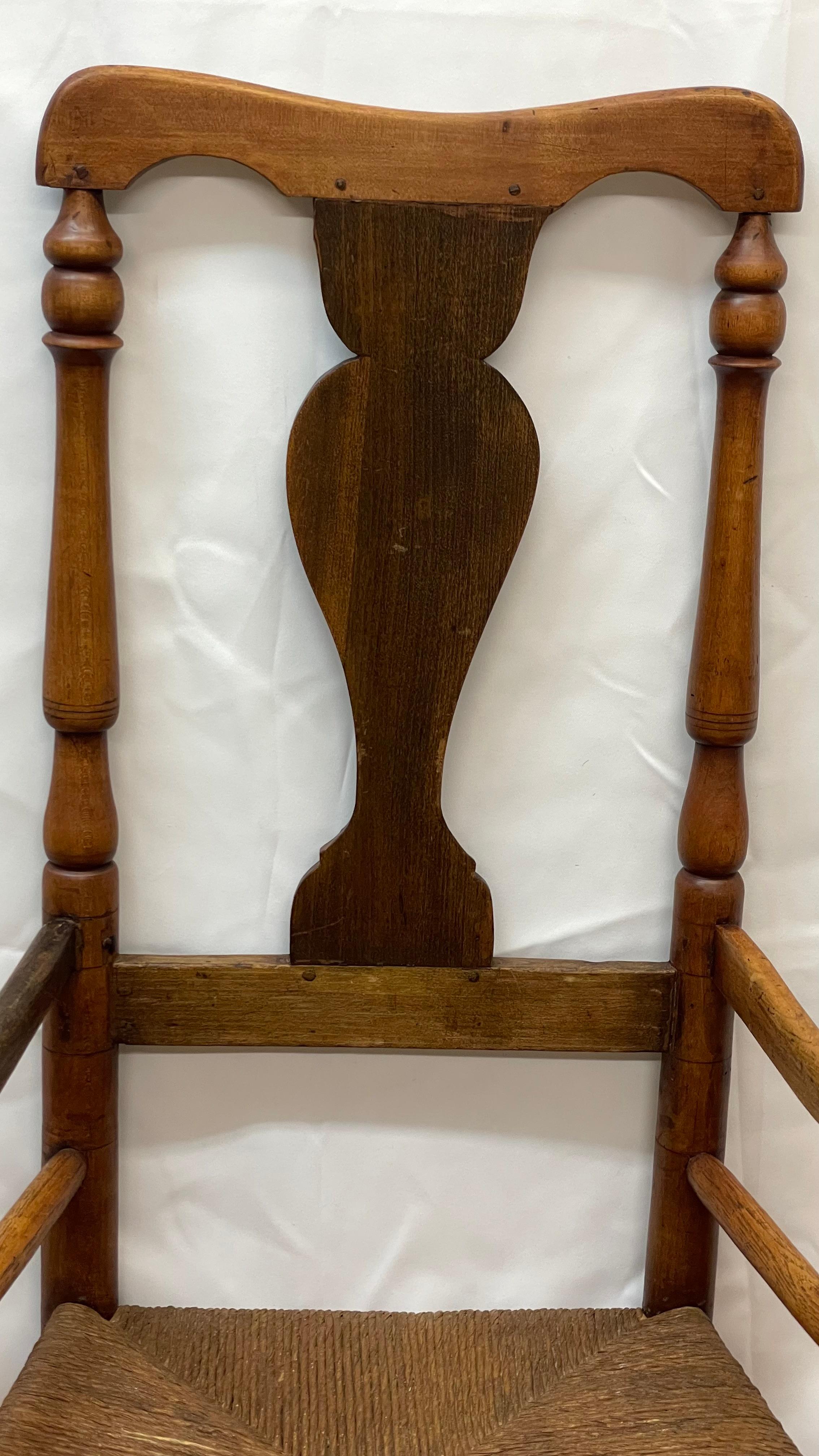 Queen Anne-Sessel aus dem späten 18. bis frühen 19. Jahrhundert, möglicherweise Wallace Nutting 

22 x 18 x 44