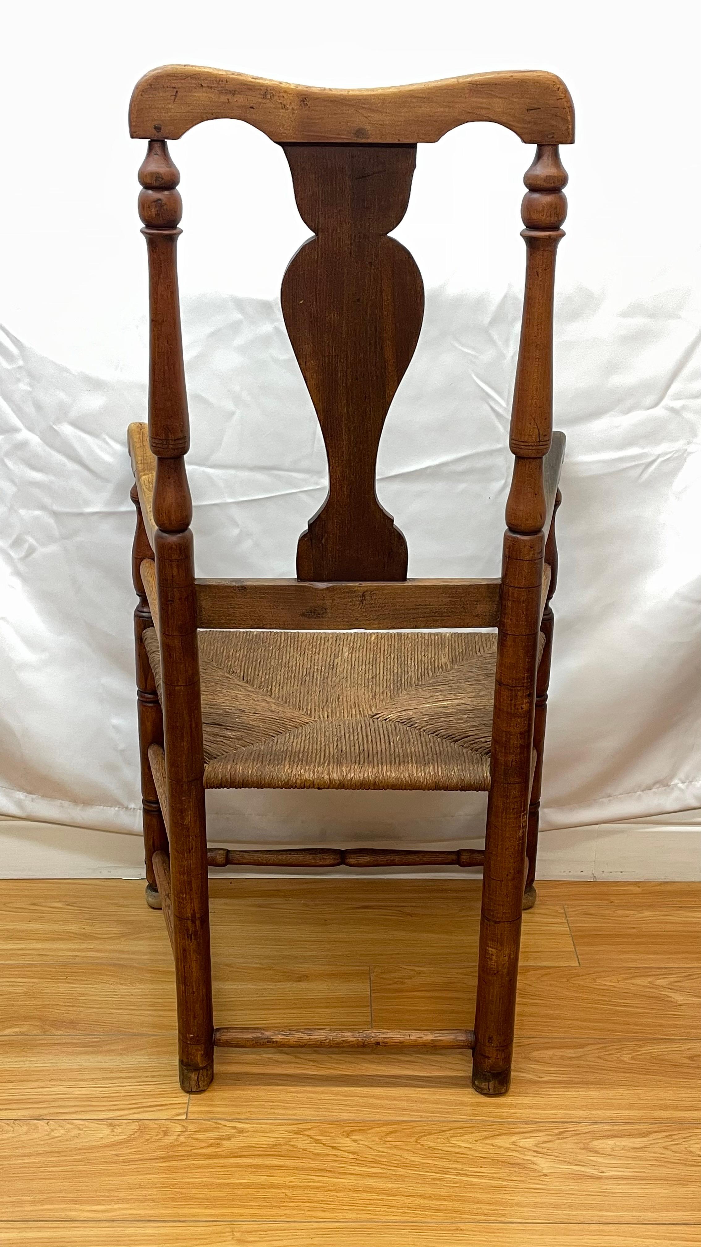 Queen Anne-Sessel aus dem späten 18. bis frühen 19. Jahrhundert, möglicherweise Wallace Nutting  (Holz) im Angebot