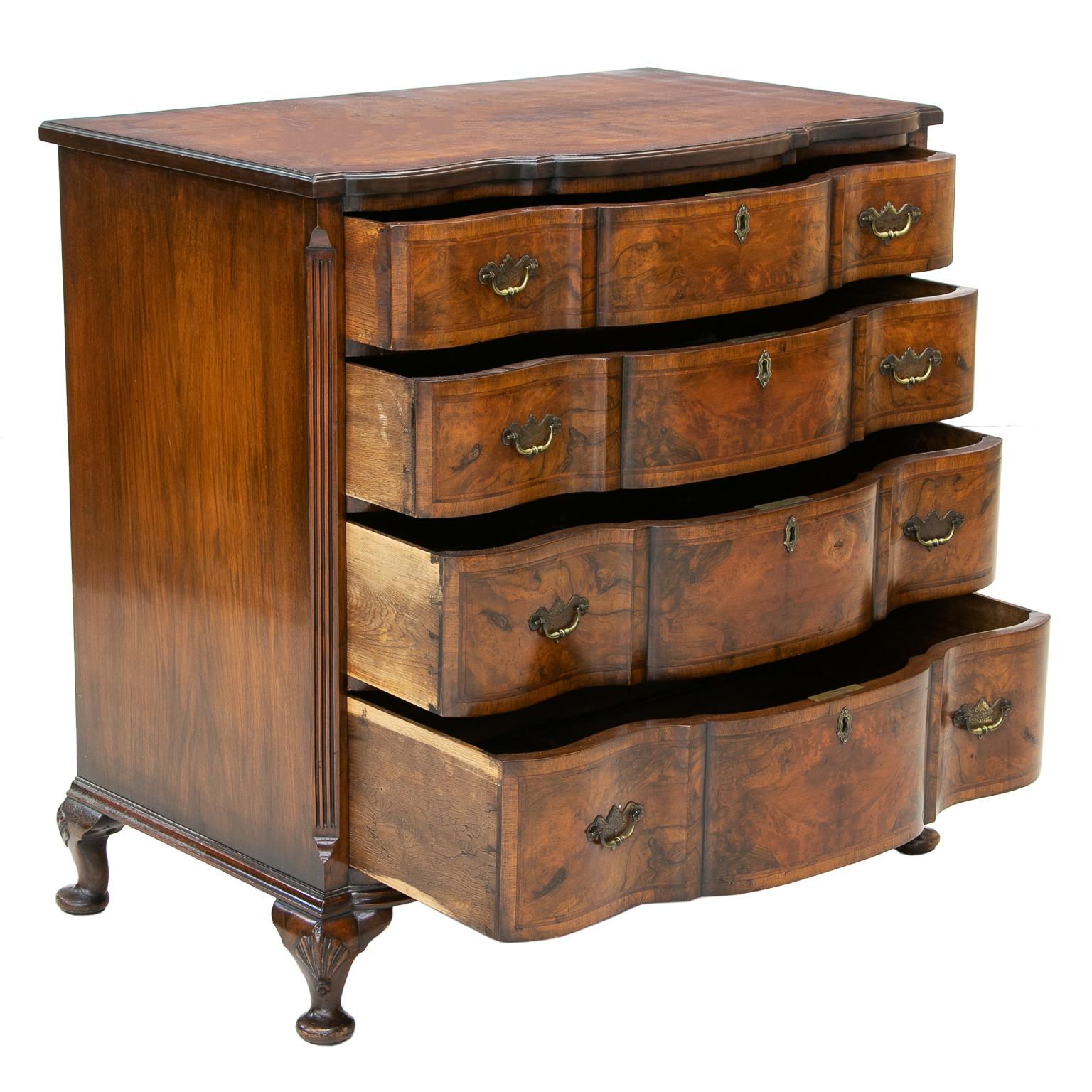 Queen Anne burl walnut chest
Queen Anne burl walnut chest of drawers resting on four cabriole legs with shell carved knees and pad feet.
There are four shaped front drawers with beautiful matched burling and walnut herringbone inlay. Nice brass