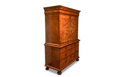 Queen Anne Nussbaum-Maser Escritoire