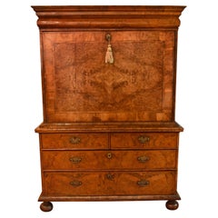 Queen Anne Nussbaum-Maser Escritoire