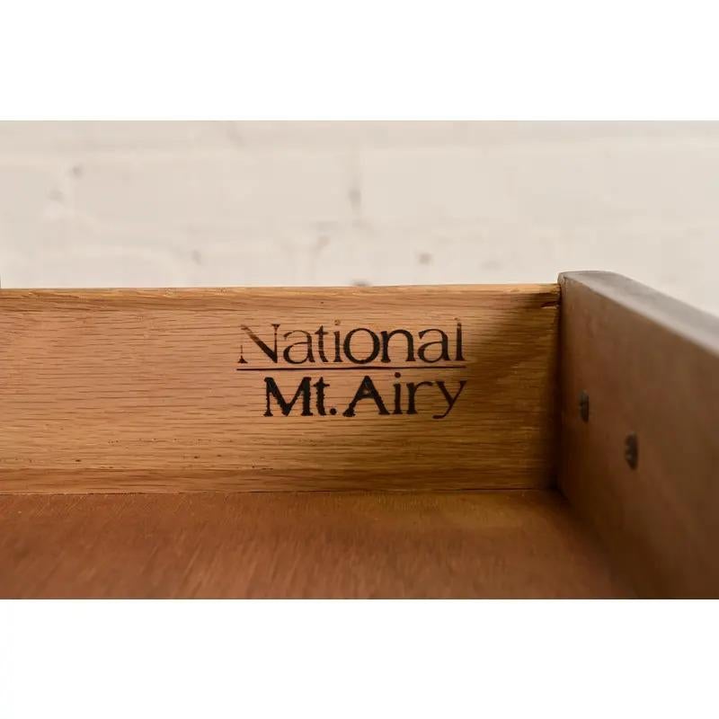 Scrivania in noce burlato Queen Anne di National Mt. Airy, circa anni '60 in vendita 3