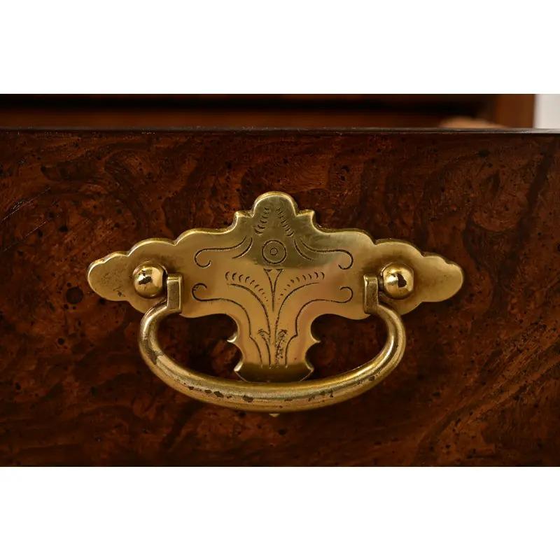 Scrivania in noce burlato Queen Anne di National Mt. Airy, circa anni '60 in vendita 4