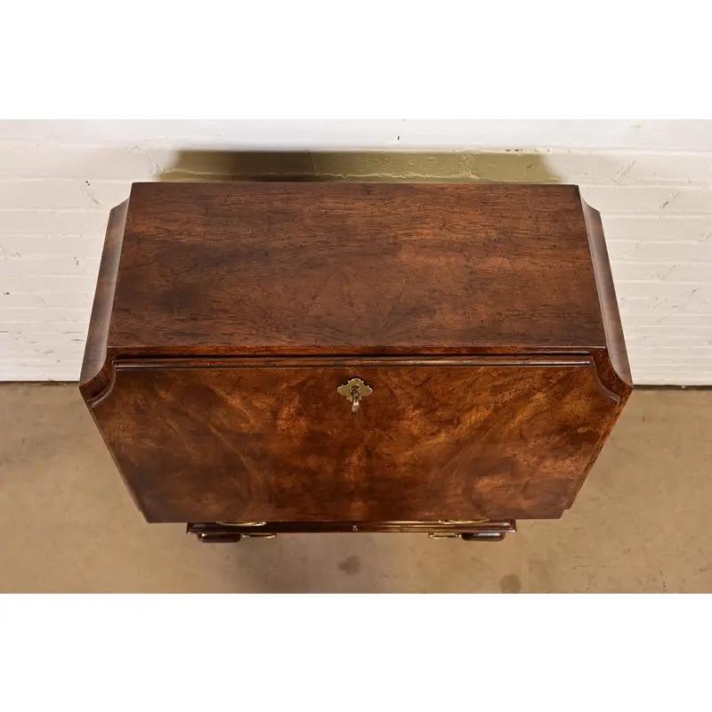 Scrivania in noce burlato Queen Anne di National Mt. Airy, circa anni '60 in vendita 5