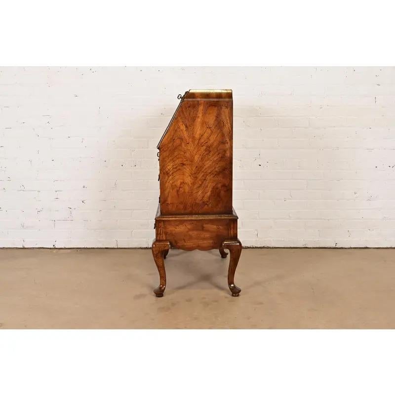 Scrivania in noce burlato Queen Anne di National Mt. Airy, circa anni '60 in vendita 6