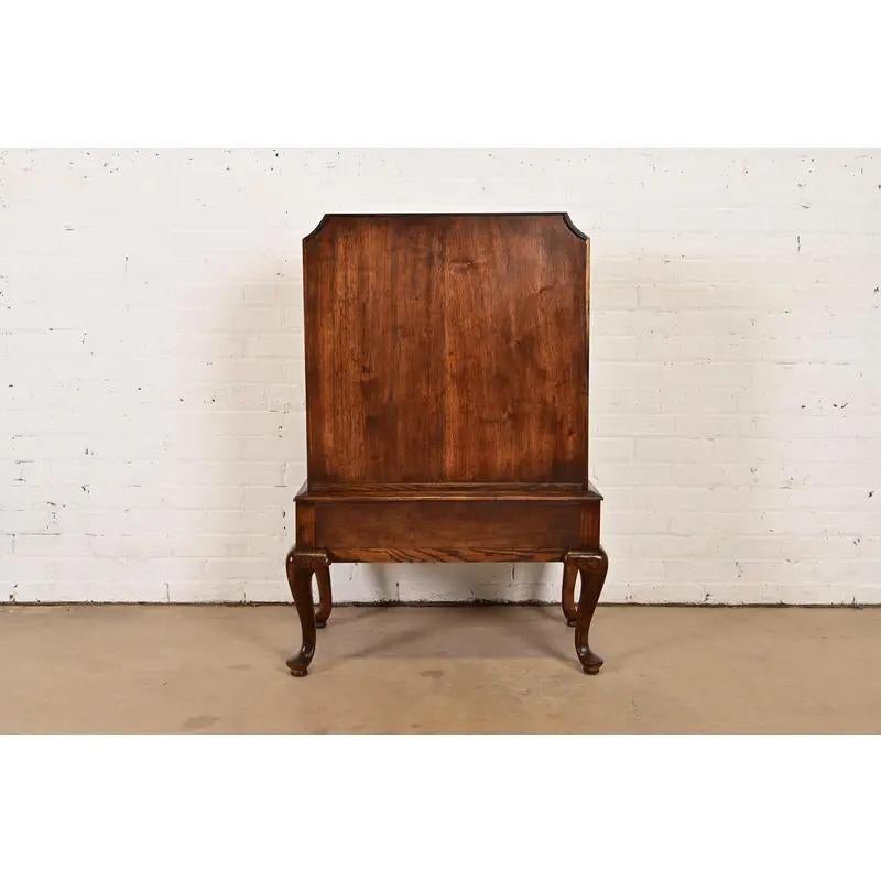 Scrivania in noce burlato Queen Anne di National Mt. Airy, circa anni '60 in vendita 7