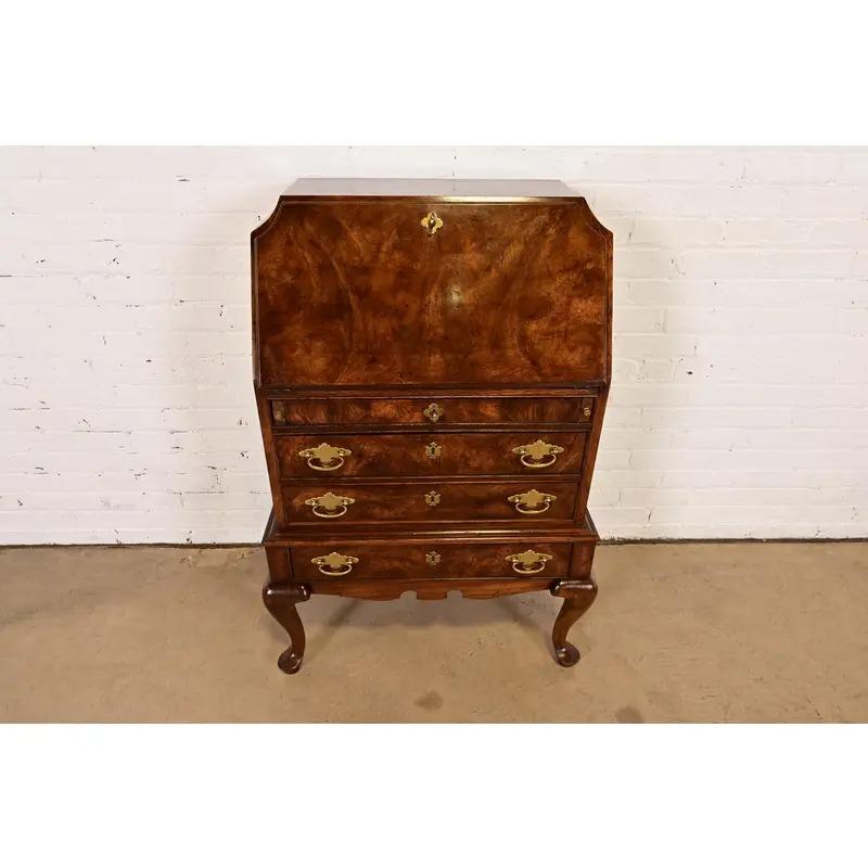 Regina Anna Scrivania in noce burlato Queen Anne di National Mt. Airy, circa anni '60 in vendita