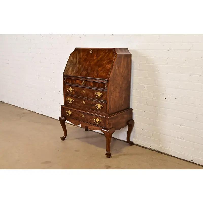 Americano Scrivania in noce burlato Queen Anne di National Mt. Airy, circa anni '60 in vendita