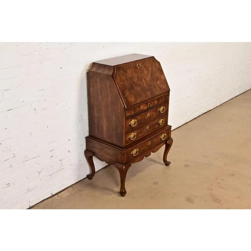 Scrivania in noce burlato Queen Anne di National Mt. Airy, circa anni '60 In condizioni buone in vendita a South Bend, IN