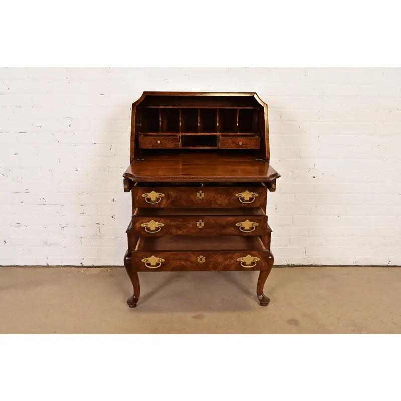 Metà XX secolo Scrivania in noce burlato Queen Anne di National Mt. Airy, circa anni '60 in vendita