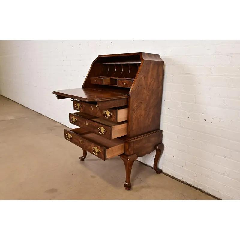 Ottone Scrivania in noce burlato Queen Anne di National Mt. Airy, circa anni '60 in vendita