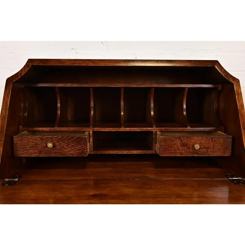 Scrivania in noce burlato Queen Anne di National Mt. Airy, circa anni '60 in vendita 1