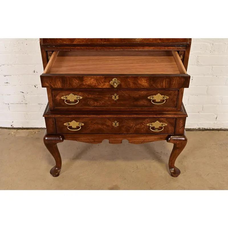 Scrivania in noce burlato Queen Anne di National Mt. Airy, circa anni '60 in vendita 2
