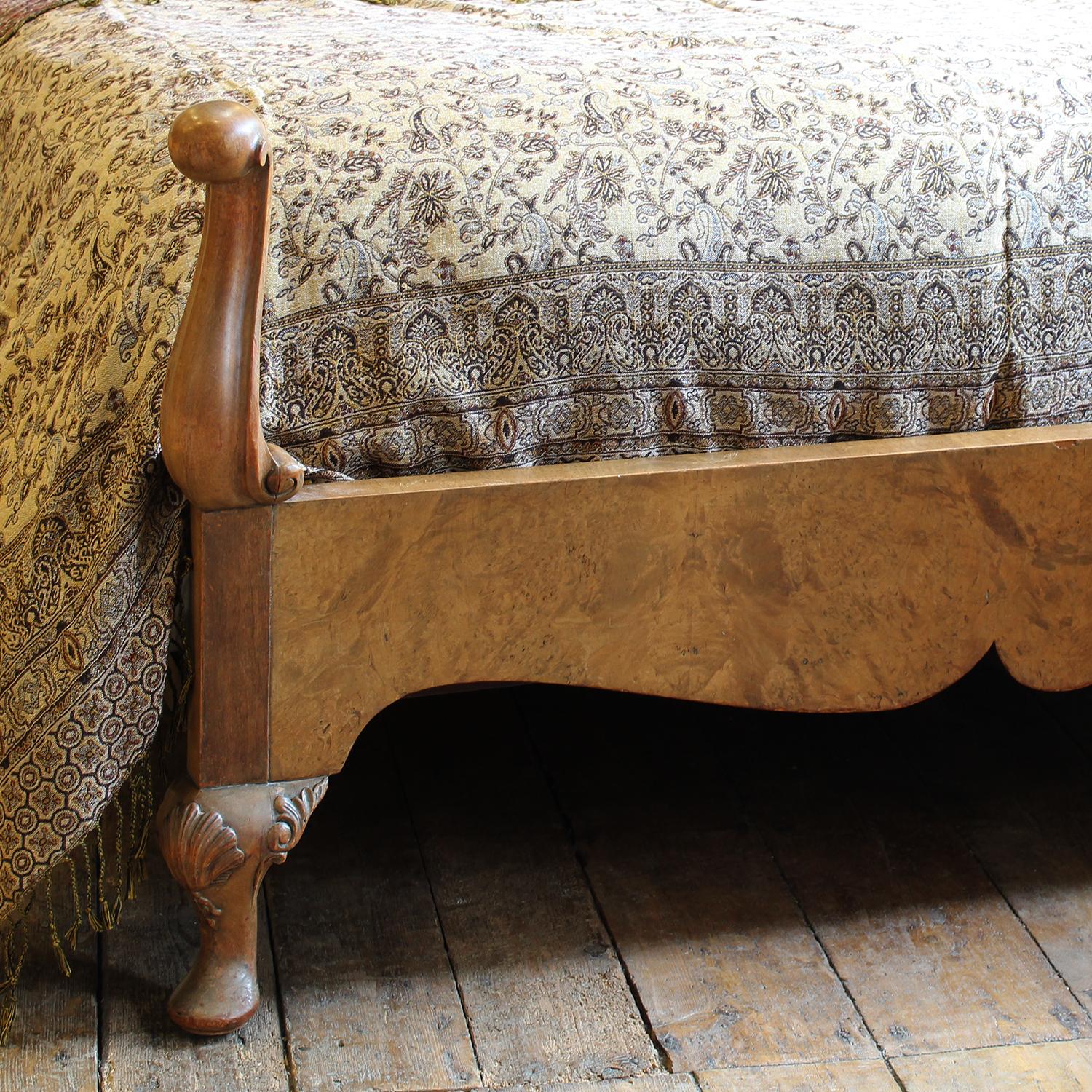 Queen Anne Burr Walnut Antique Bed - WD60 In Good Condition In Wrexham, GB