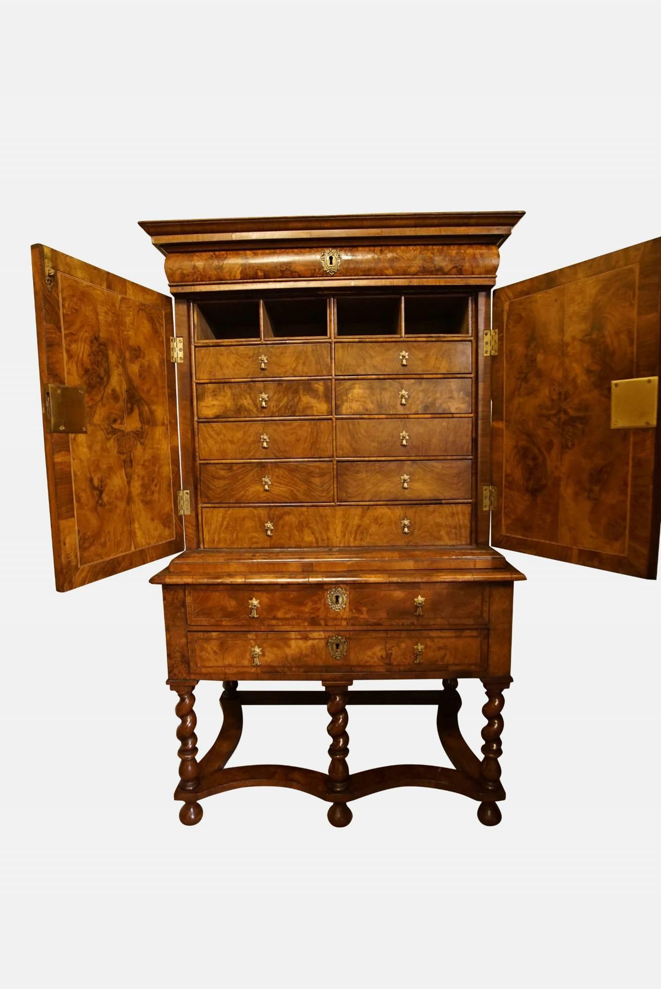 Queen Anne Burr Walnut Cabinet on Stand In Excellent Condition For Sale In Salisbury, GB