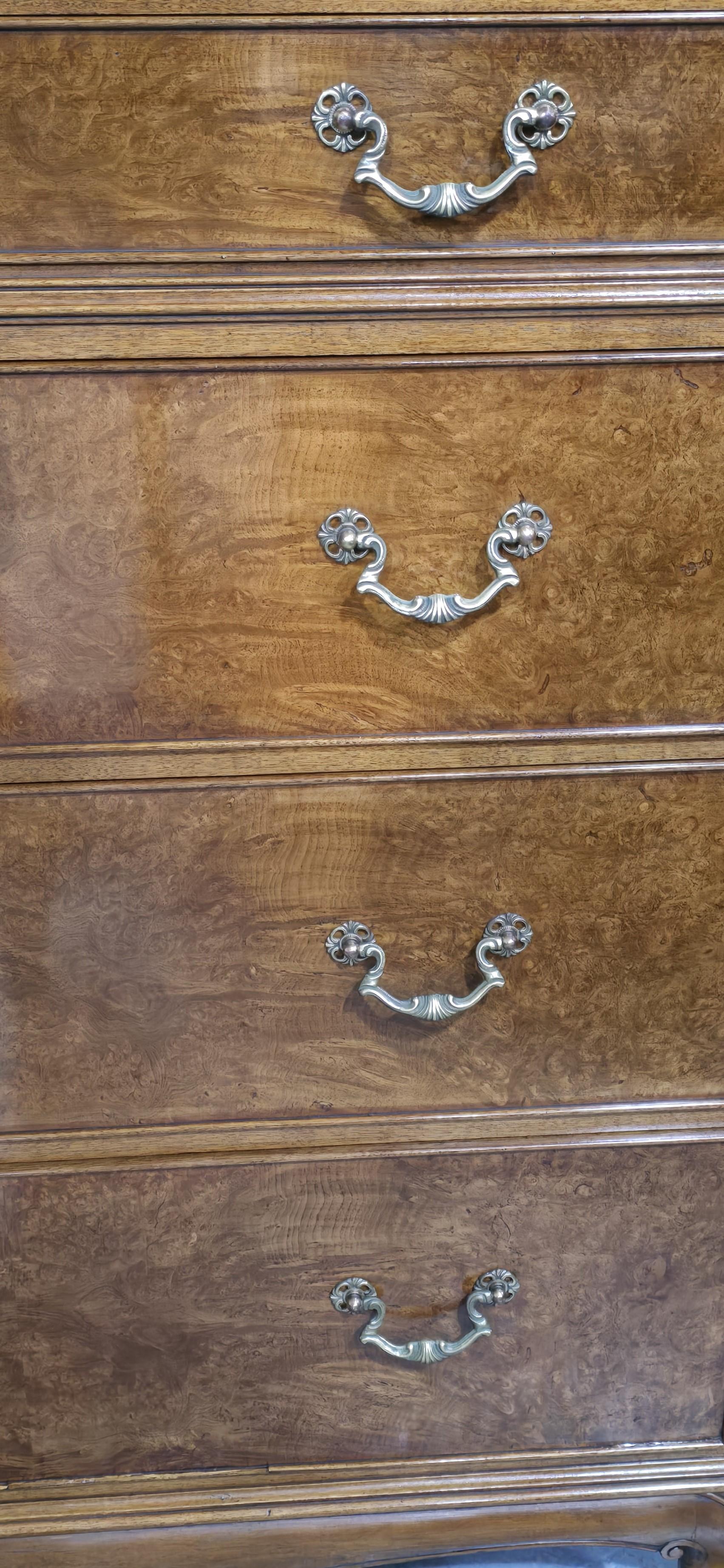 Commode en ronce de noyer de la Reine Anne de première qualité, composée de quatre tiroirs en forme de coqs de Beresford and Hicks London, avec des poignées en col de cygne dorées et une serrure d'origine en état de marche, reposant sur des pieds