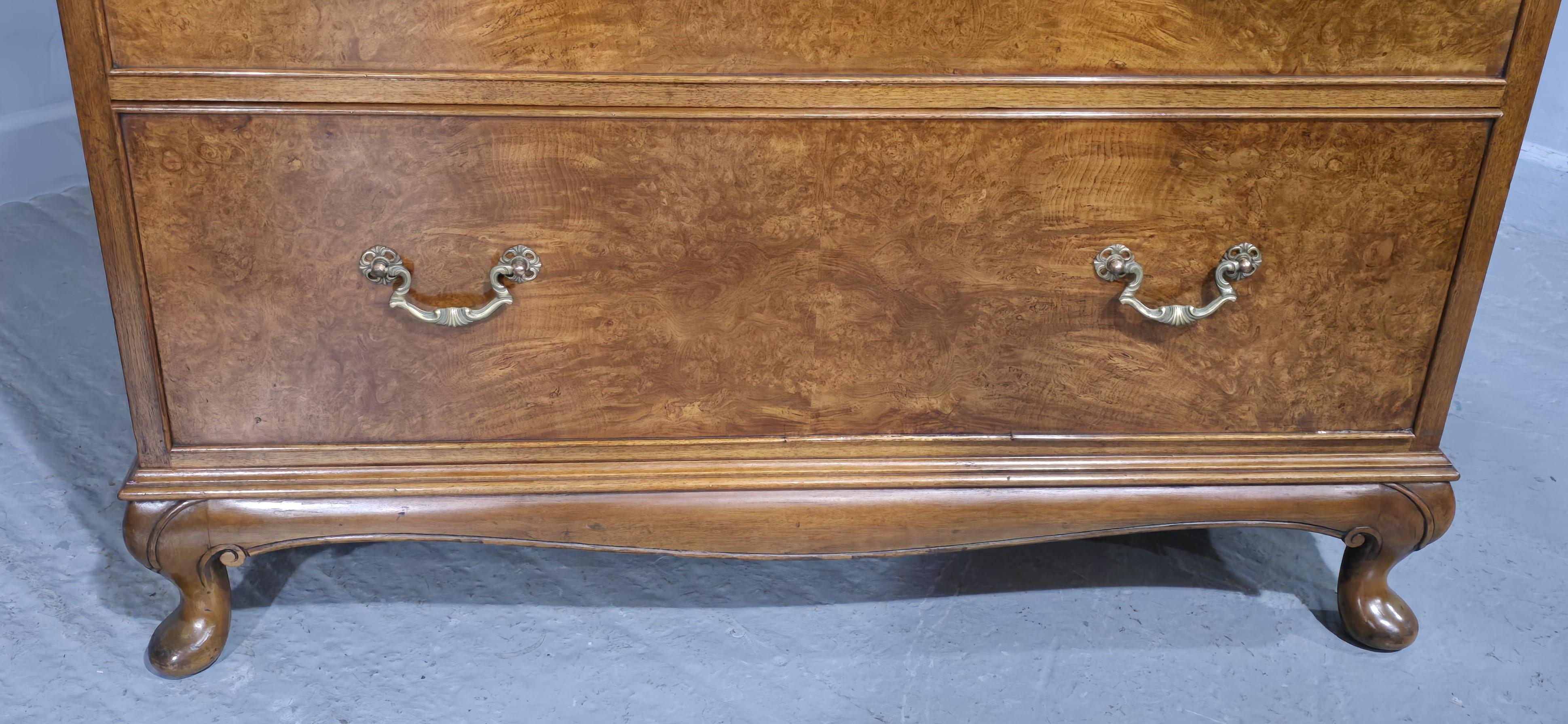 Anglais Commode en ronce de noyer Queen Anne en vente