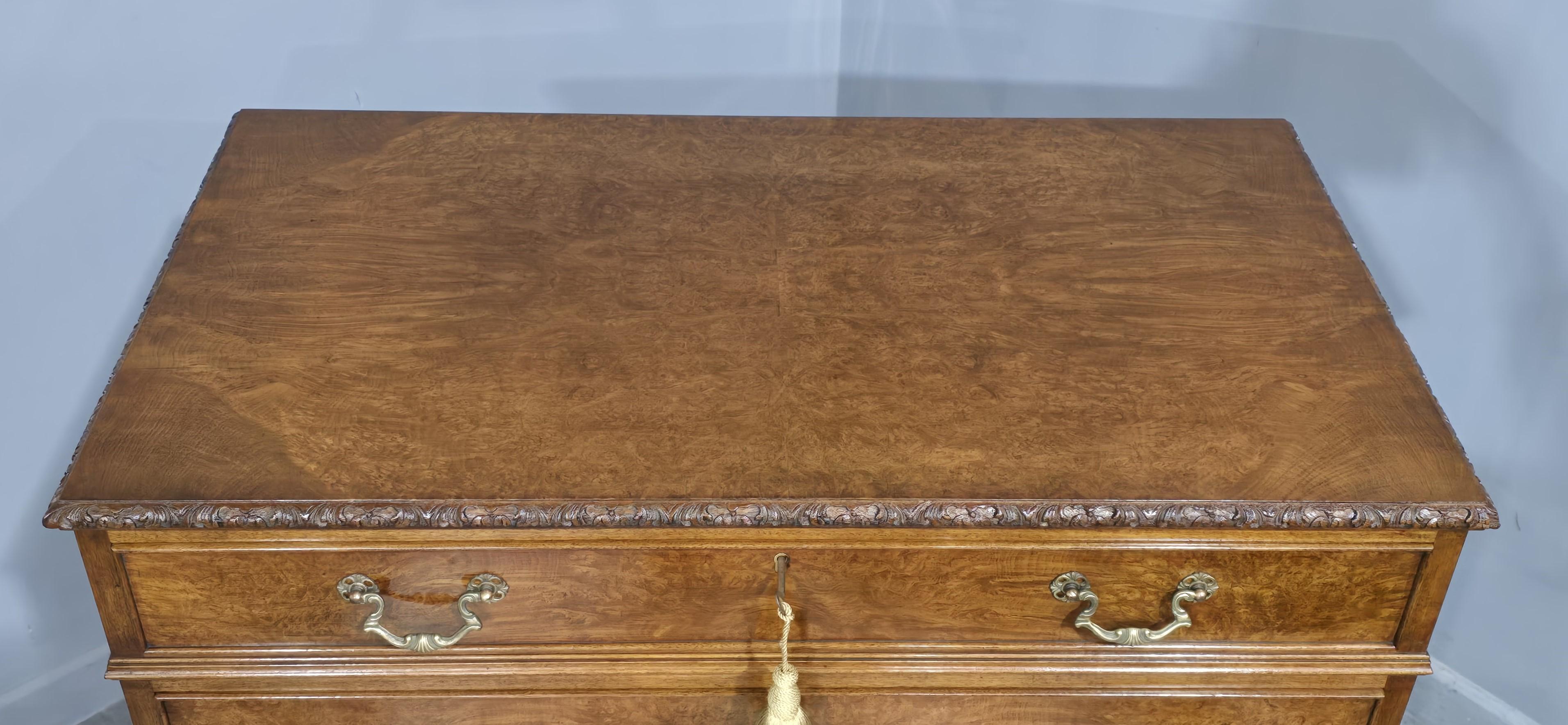 Placage Commode en ronce de noyer Queen Anne en vente
