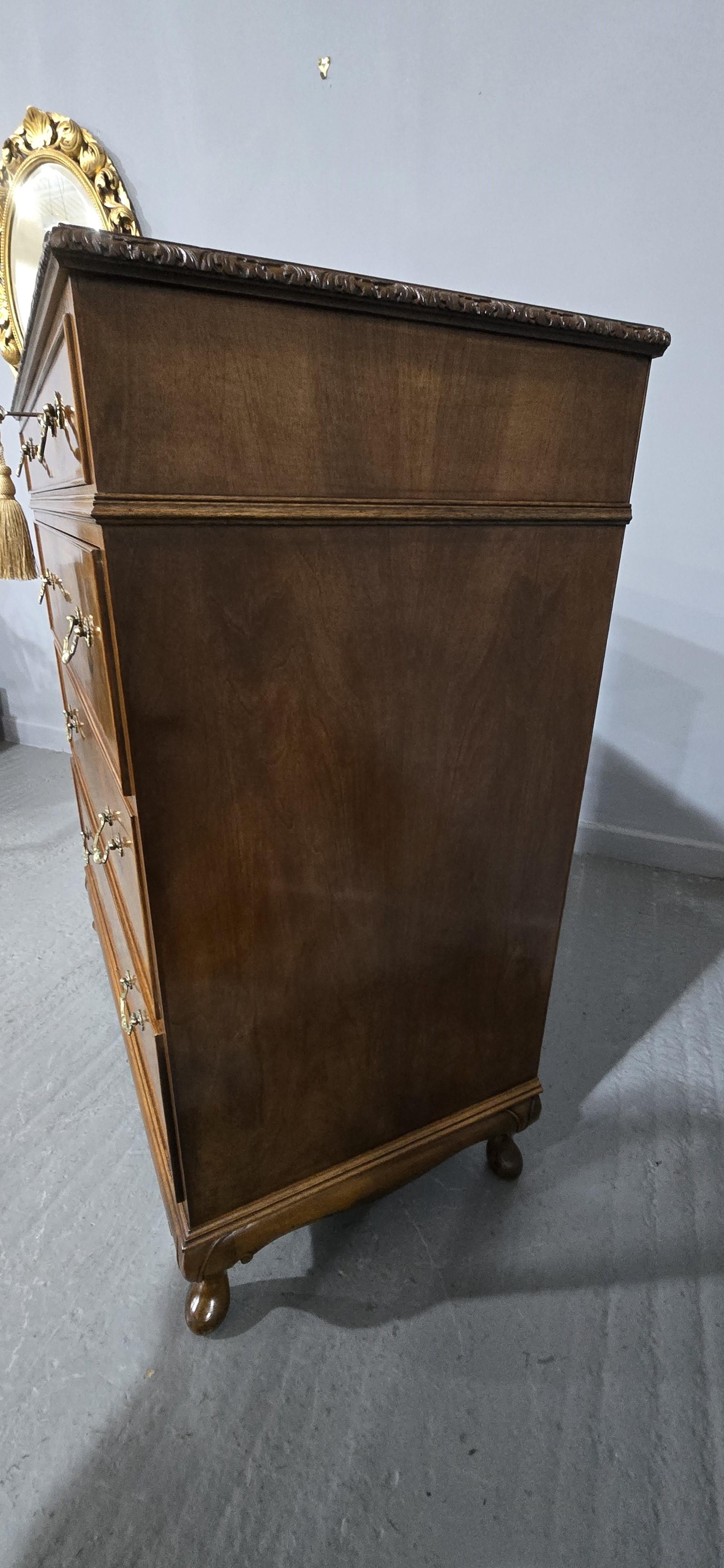 Commode en ronce de noyer Queen Anne Excellent état - En vente à Swadlincote, GB