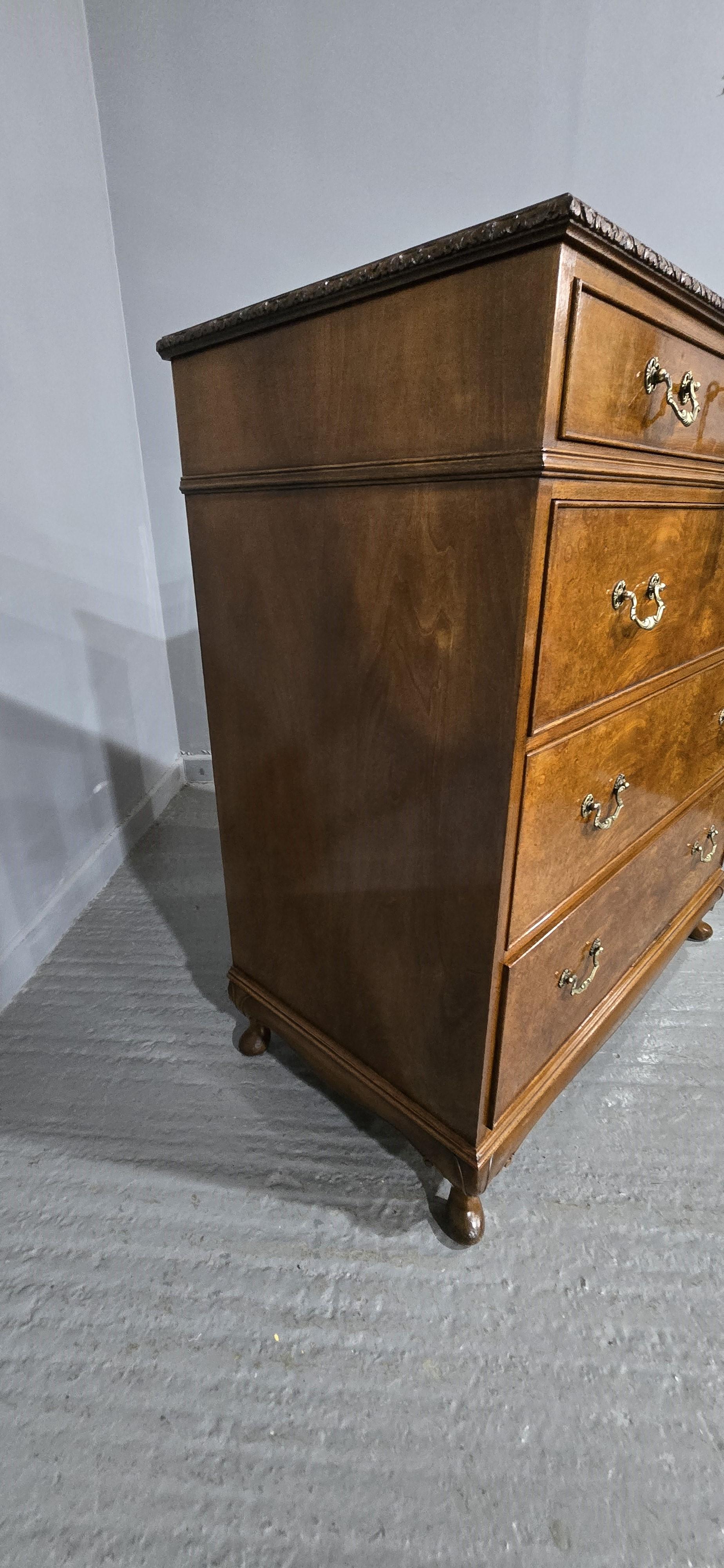 20ième siècle Commode en ronce de noyer Queen Anne en vente