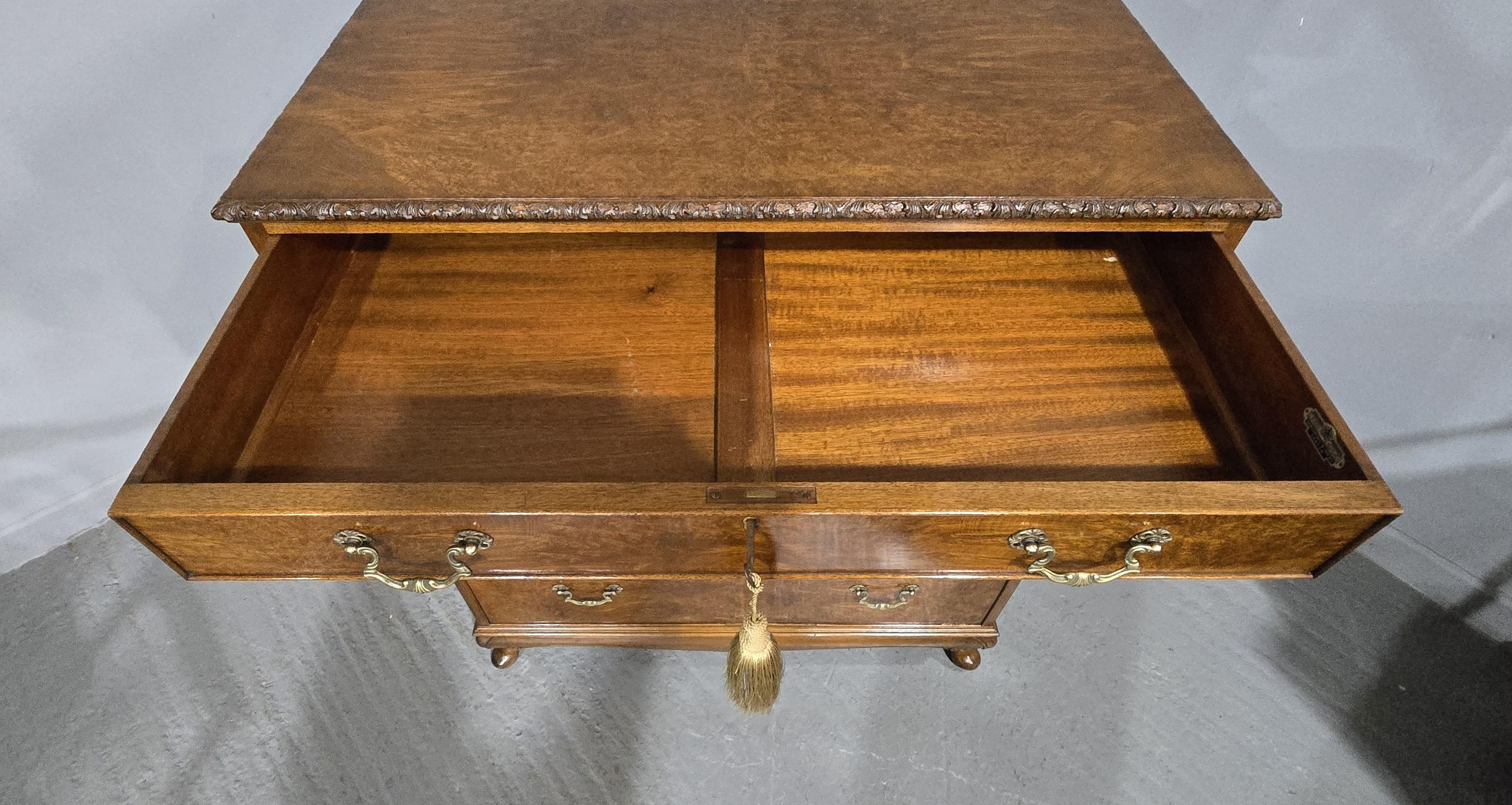 Broussin Commode en ronce de noyer Queen Anne en vente