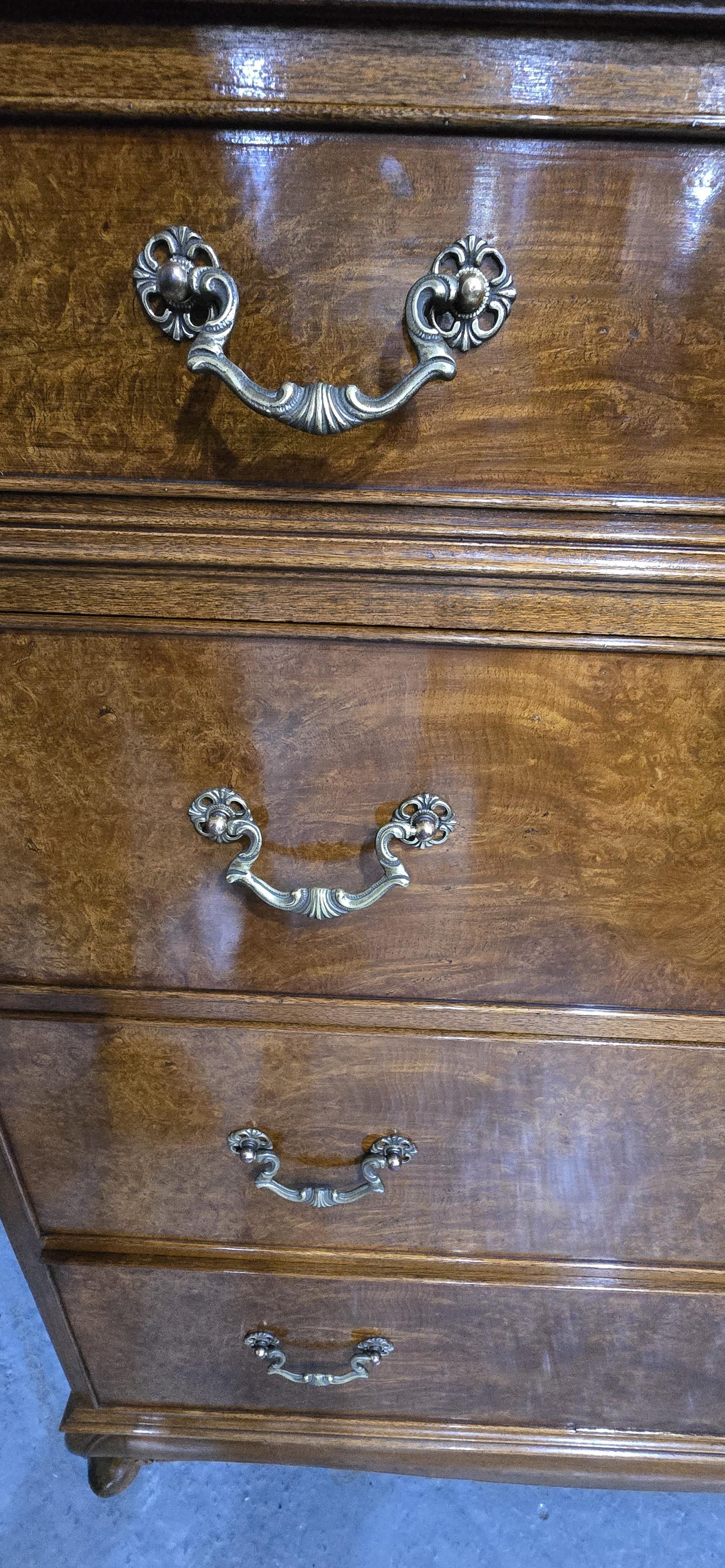 Commode en ronce de noyer Queen Anne en vente 2