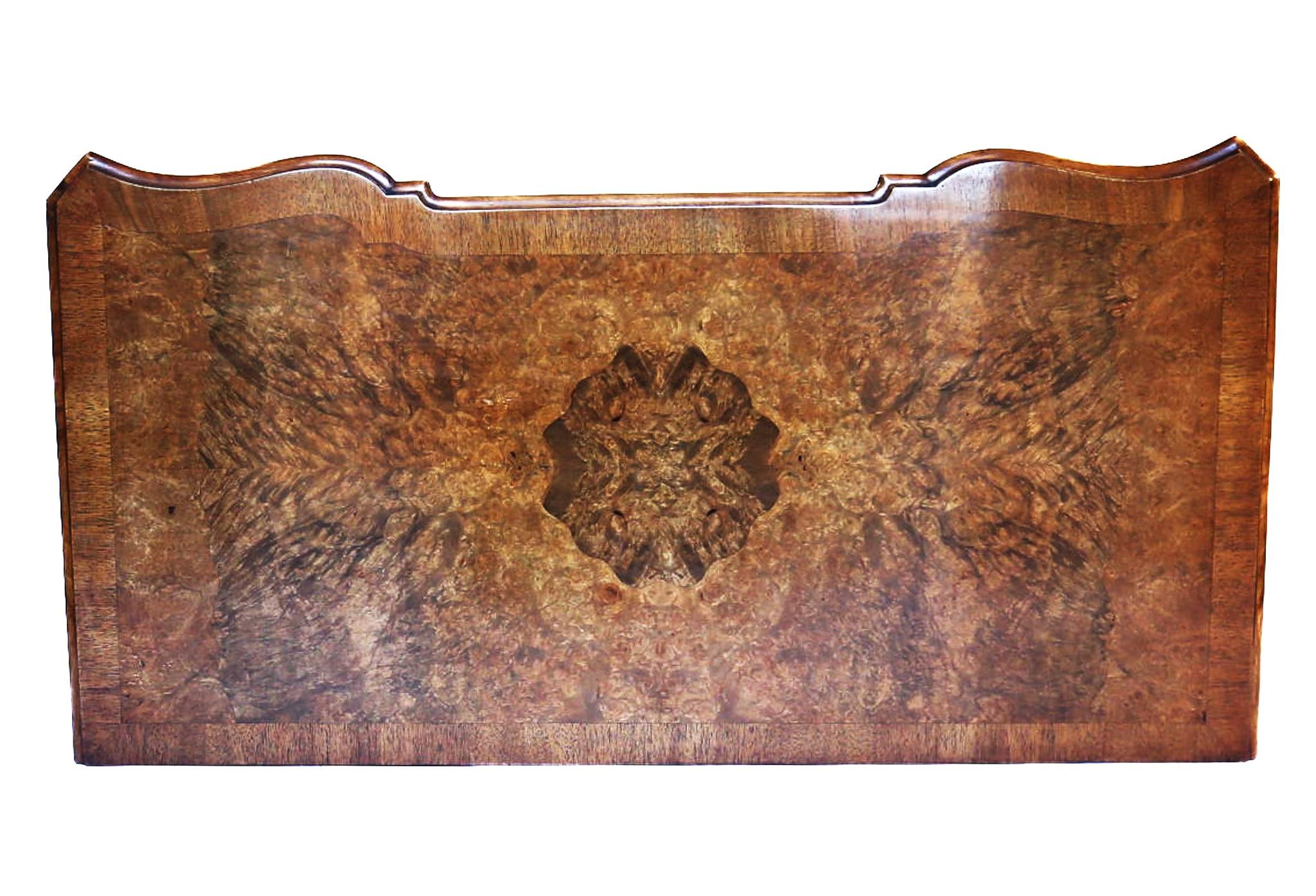 Tavolino da toilette in radica di Queen Anne del 1930 circa in vendita 2