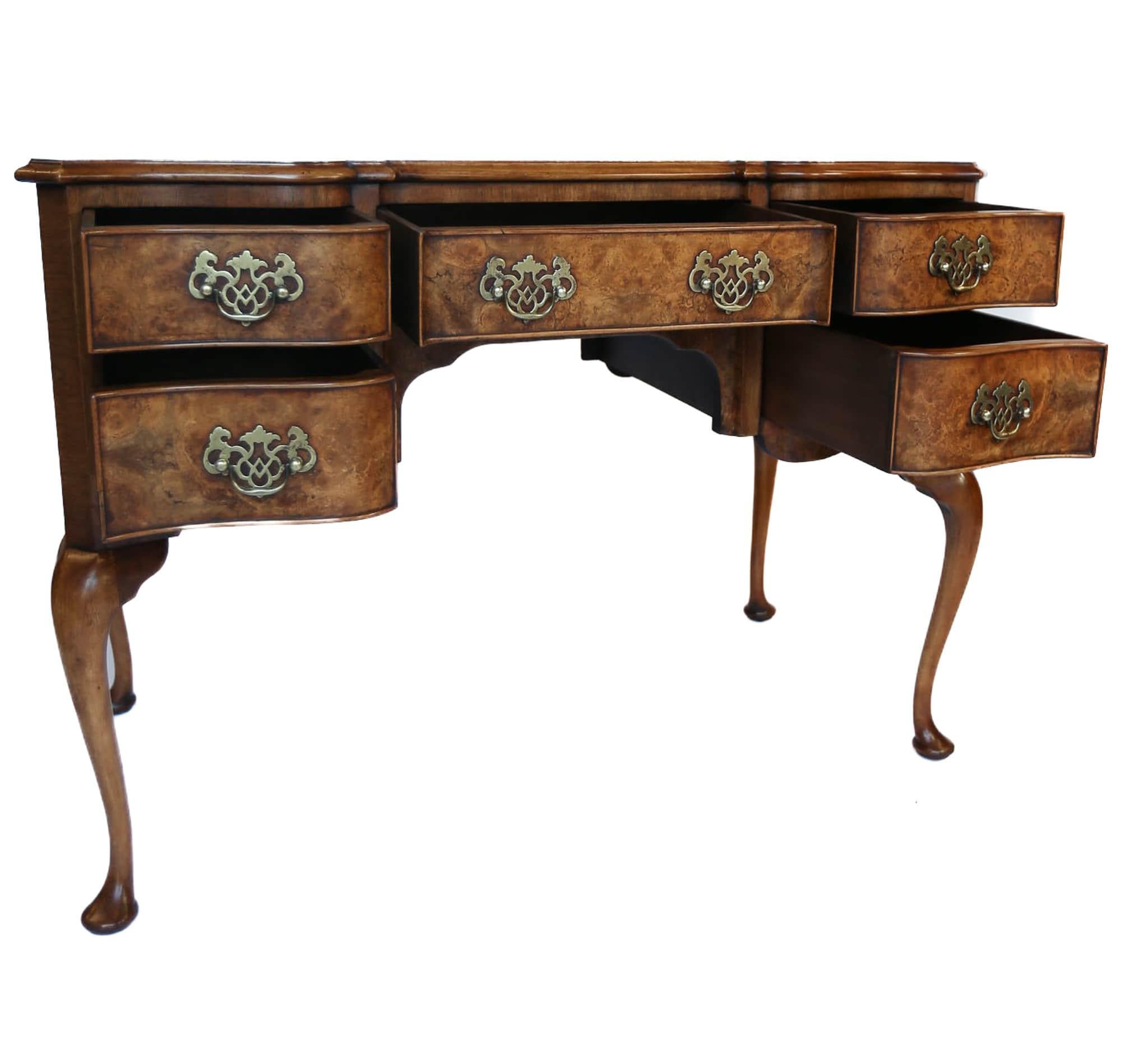 Regina Anna Tavolino da toilette in radica di Queen Anne del 1930 circa in vendita