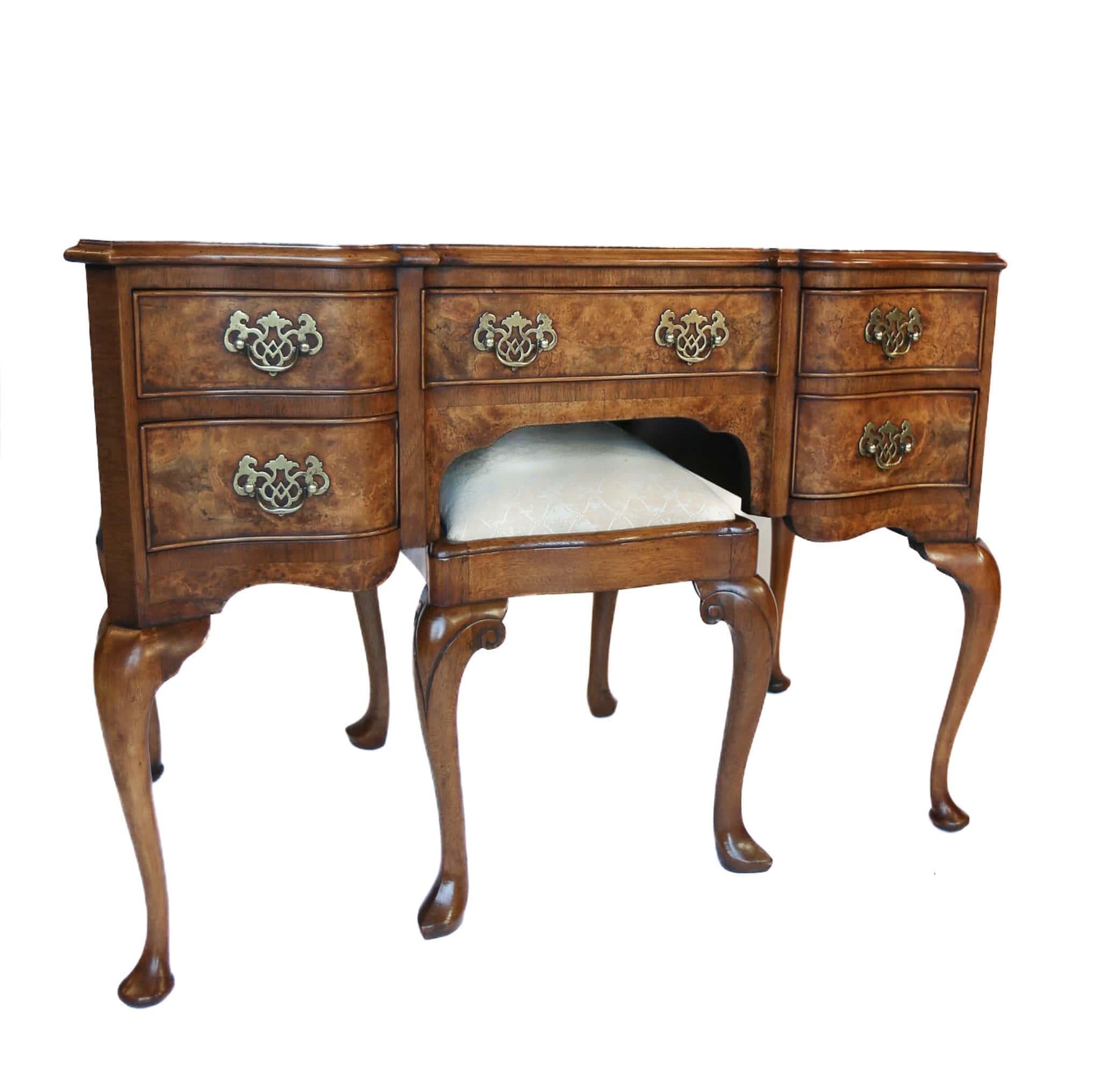 Britannico Tavolino da toilette in radica di Queen Anne del 1930 circa in vendita